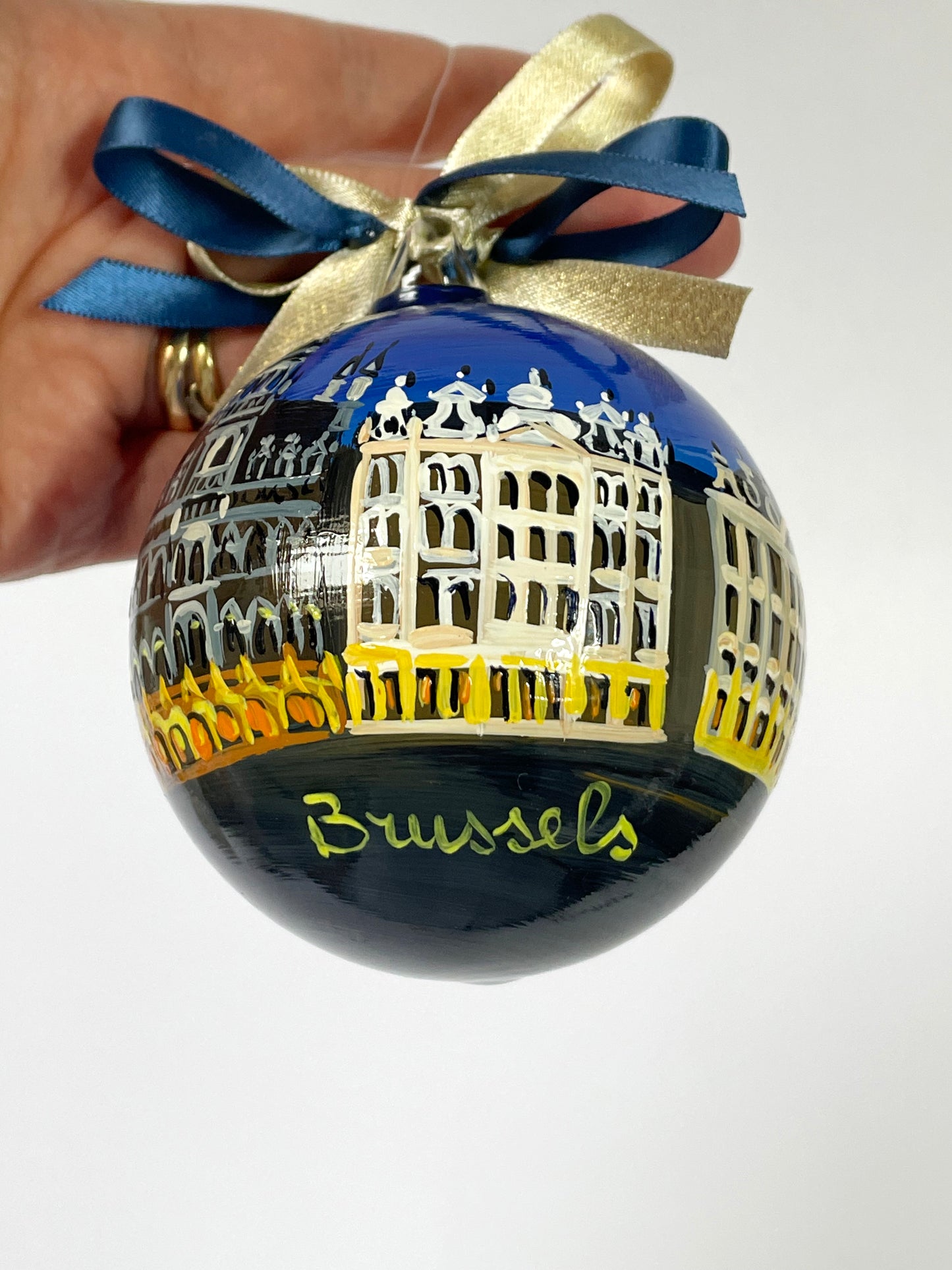 Bruxelles ornamento dipinto a mano con edifici del centro e cielo blu notturno, dettagli
