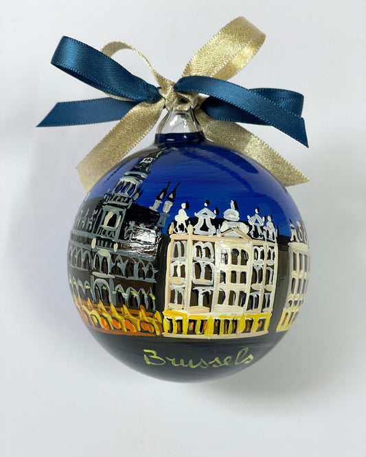 Bruxelles ornamento dipinto a mano con edifici del centro e cielo blu notturno