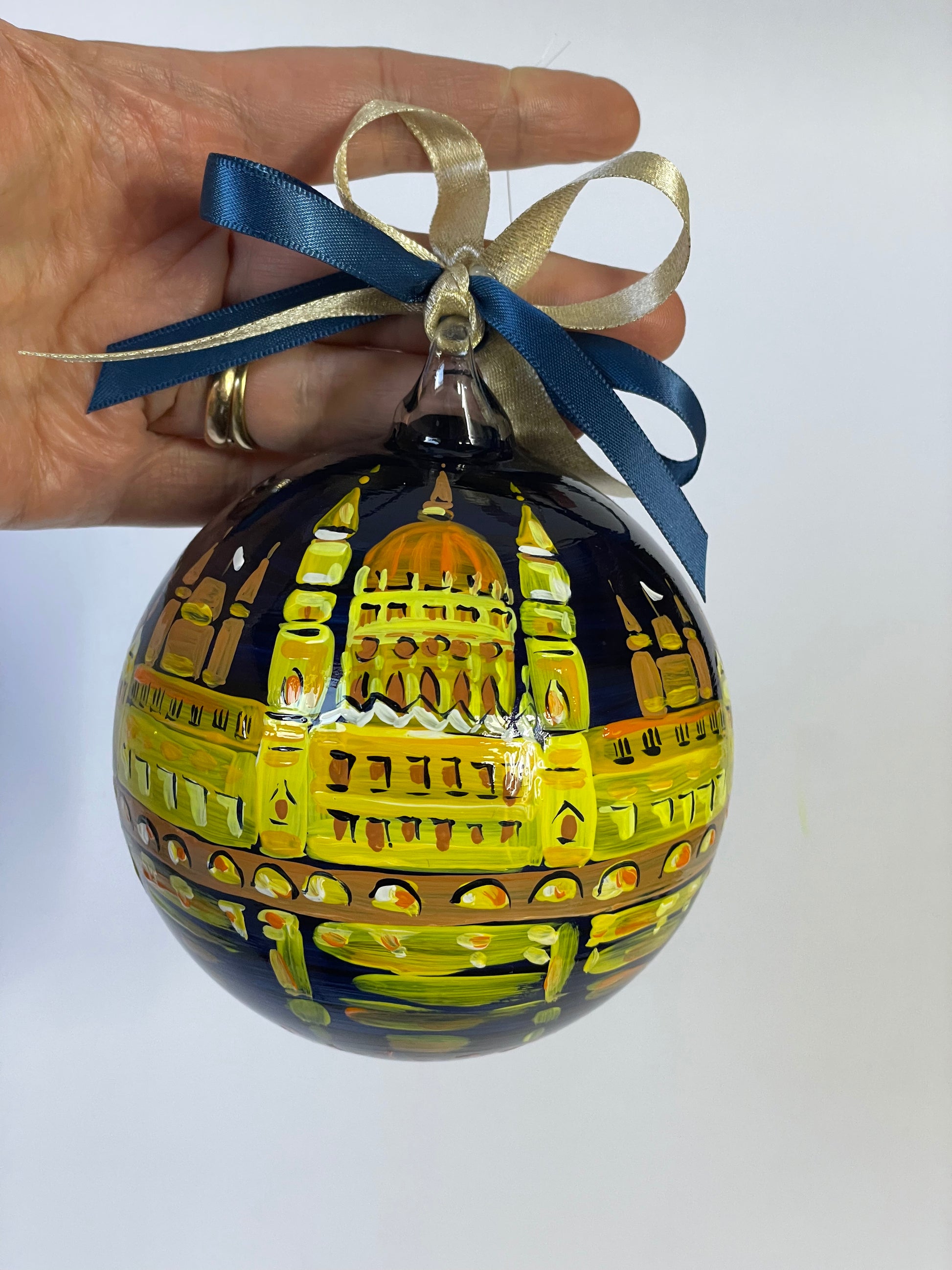 ornamento in vetro dipinto a mano raffigurante Budapest di notte, il Parlamento riflette le luci sul Danubio
