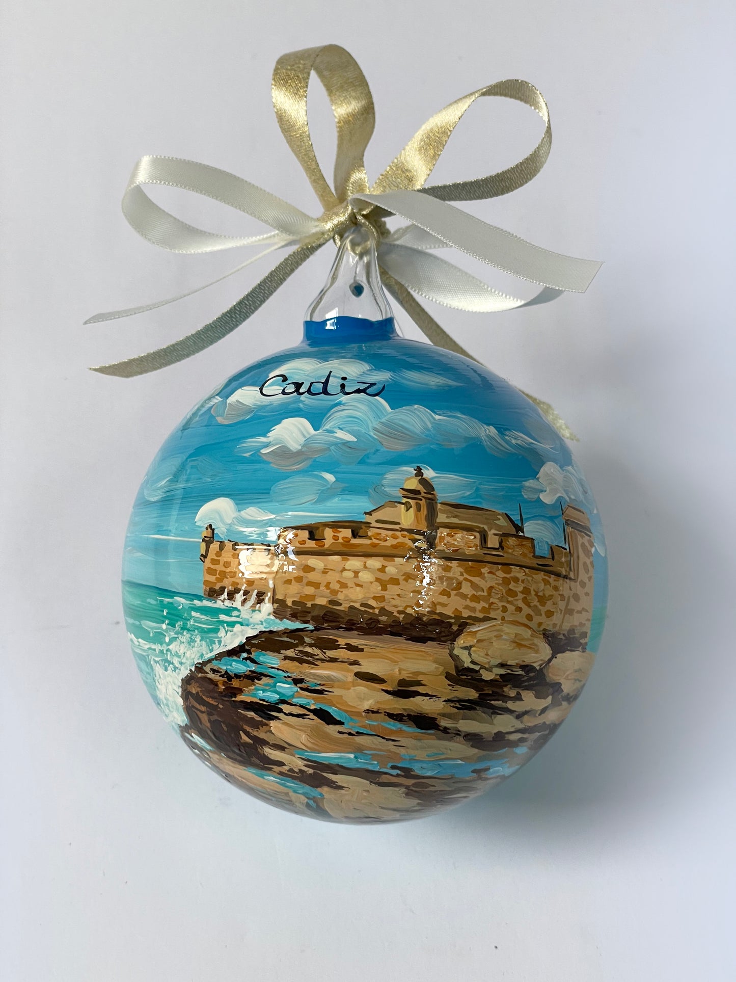 dettagli Ornamento dipinto a mano raffigurante Cadice in Spagna con cielo azzurro, castello sul mare.