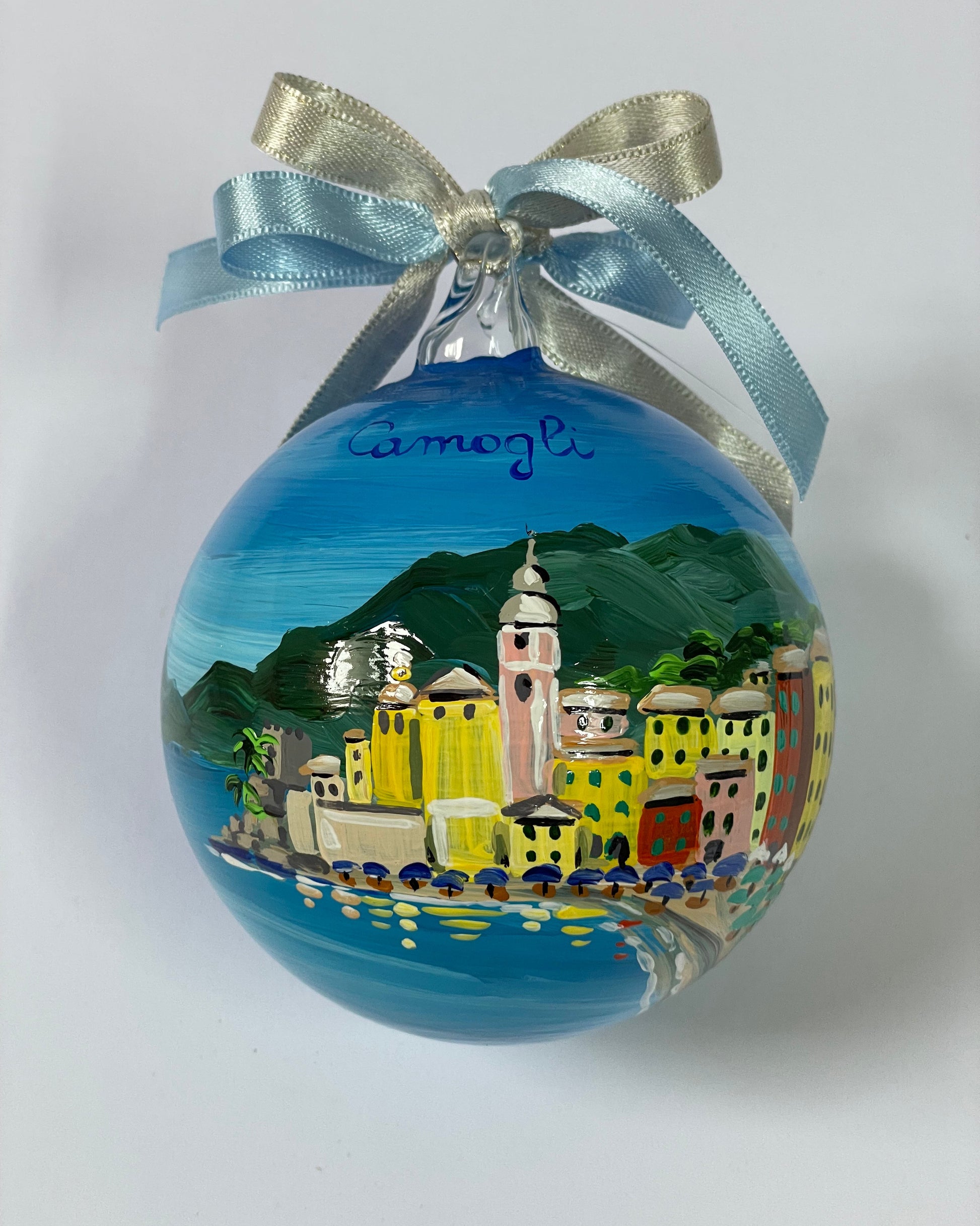 Ornamento in vetro dipinto a mano con Camogli, Liguria. E' raffigurato il borgo di case colorate affacciate sul mare, la spiaggia con gli ombrelloni 