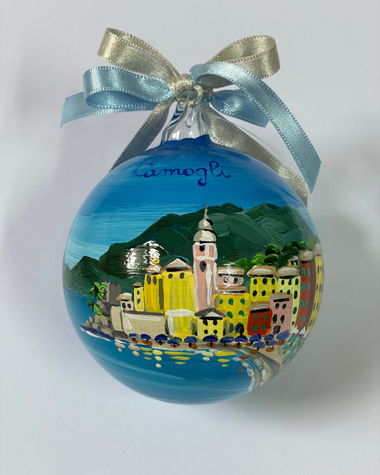Ornamento in vetro dipinto a mano con Camogli, Liguria. E' raffigurato il borgo di case colorate affacciate sul mare, la spiaggia con gli ombrelloni 