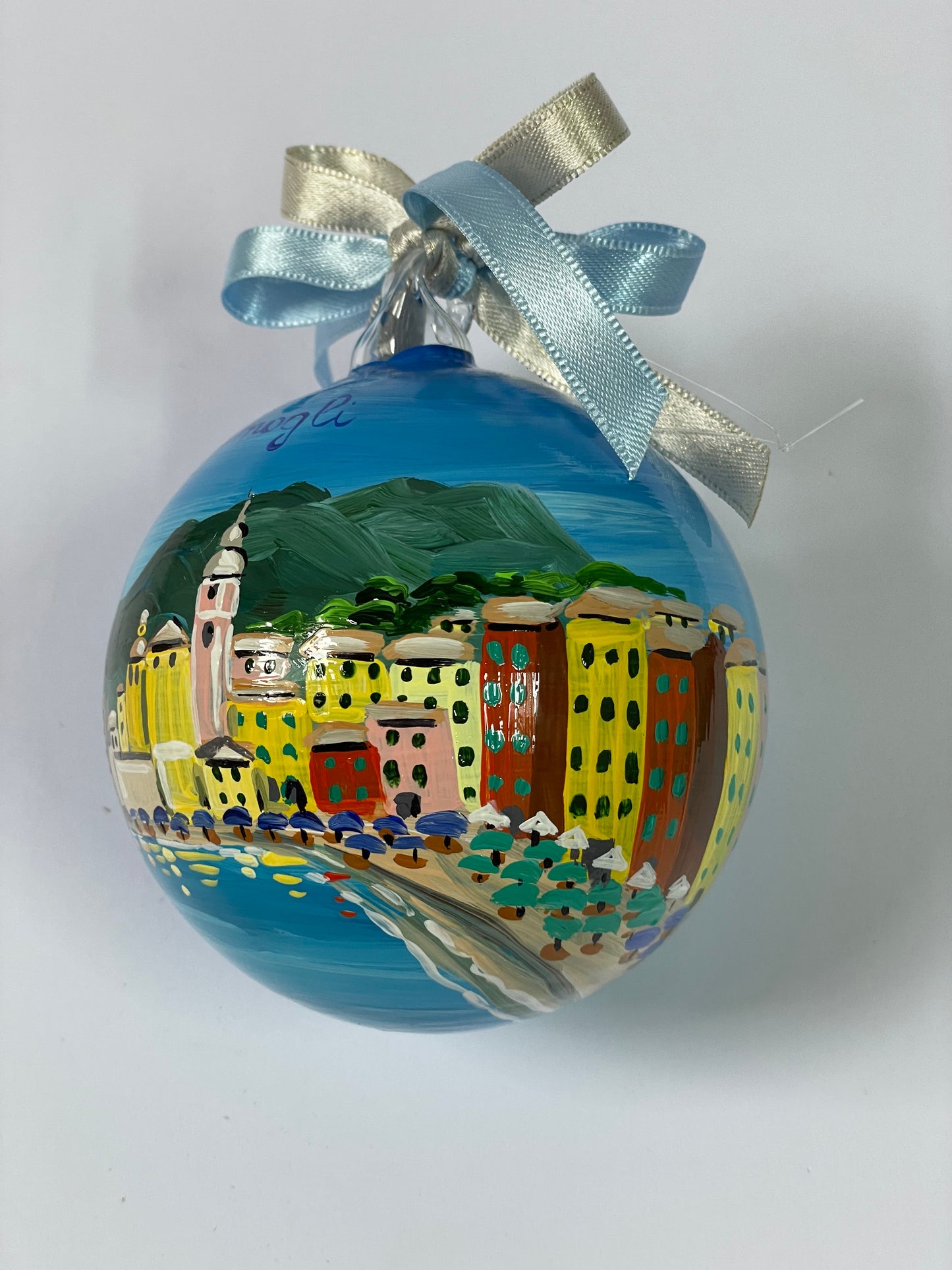 Ornamento in vetro dipinto a mano con Camogli, Liguria. E' raffigurato il borgo di case colorate affacciate sul mare, la spiaggia con gli ombrelloni 
