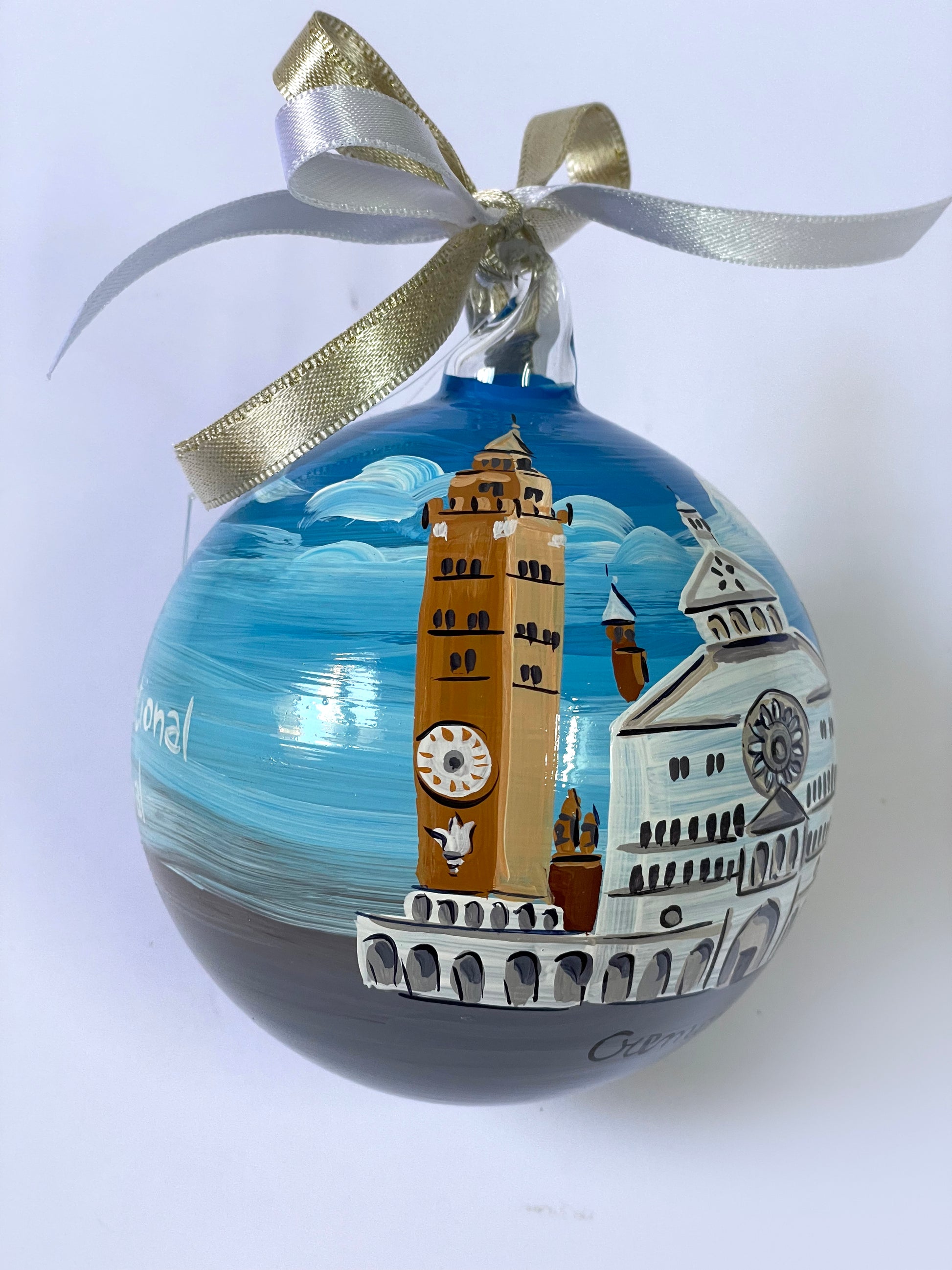 Ornamento in vetro dipinto a mano con città di Cremona con il suo Duomo. Città italiane.