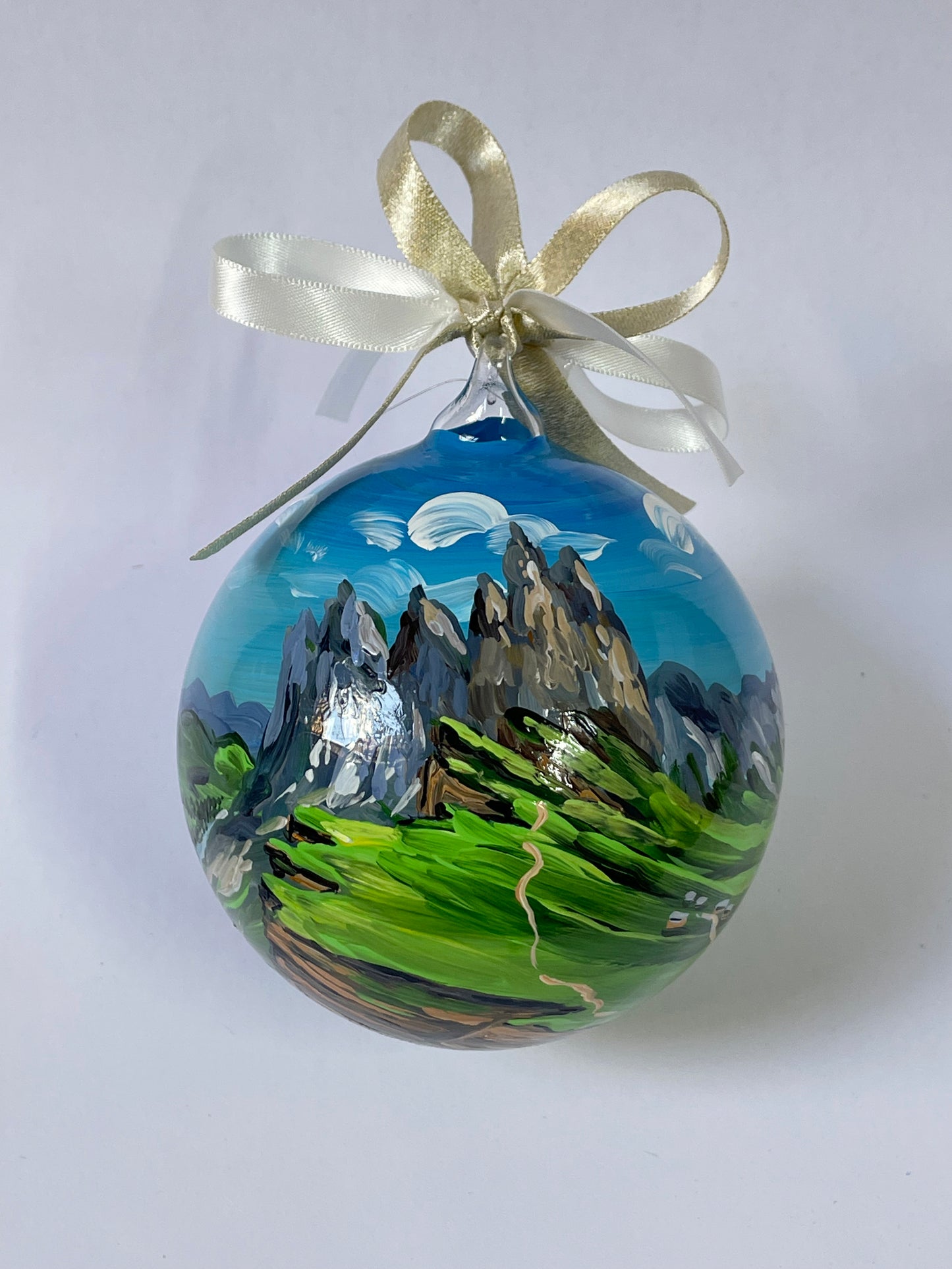 ornamento personalizzato dipinto a mano con raffigurato paesaggio delle Dolomiti italiane 
