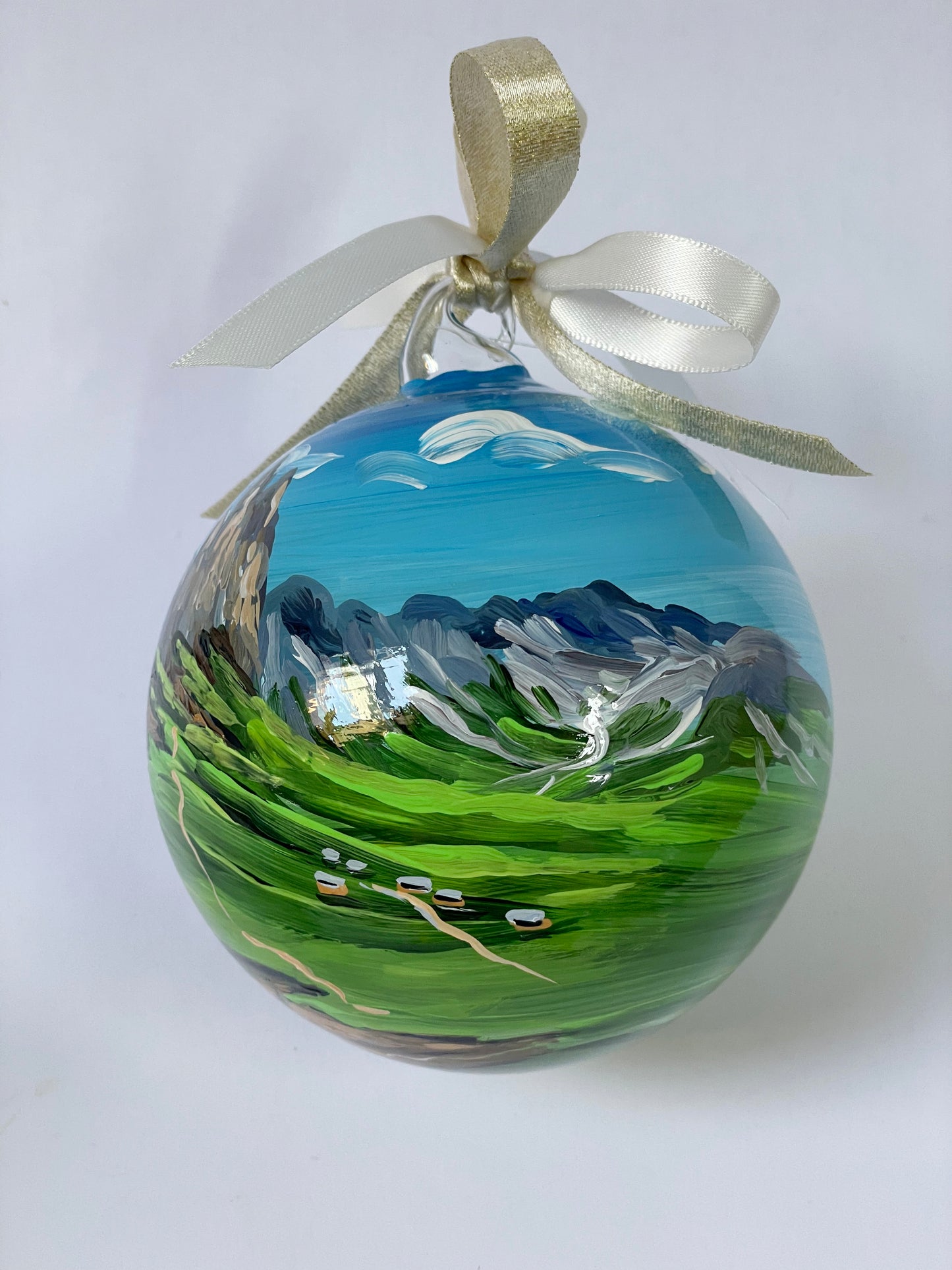 ornamento personalizzato dipinto a mano con raffigurato paesaggio delle Dolomiti italiane 