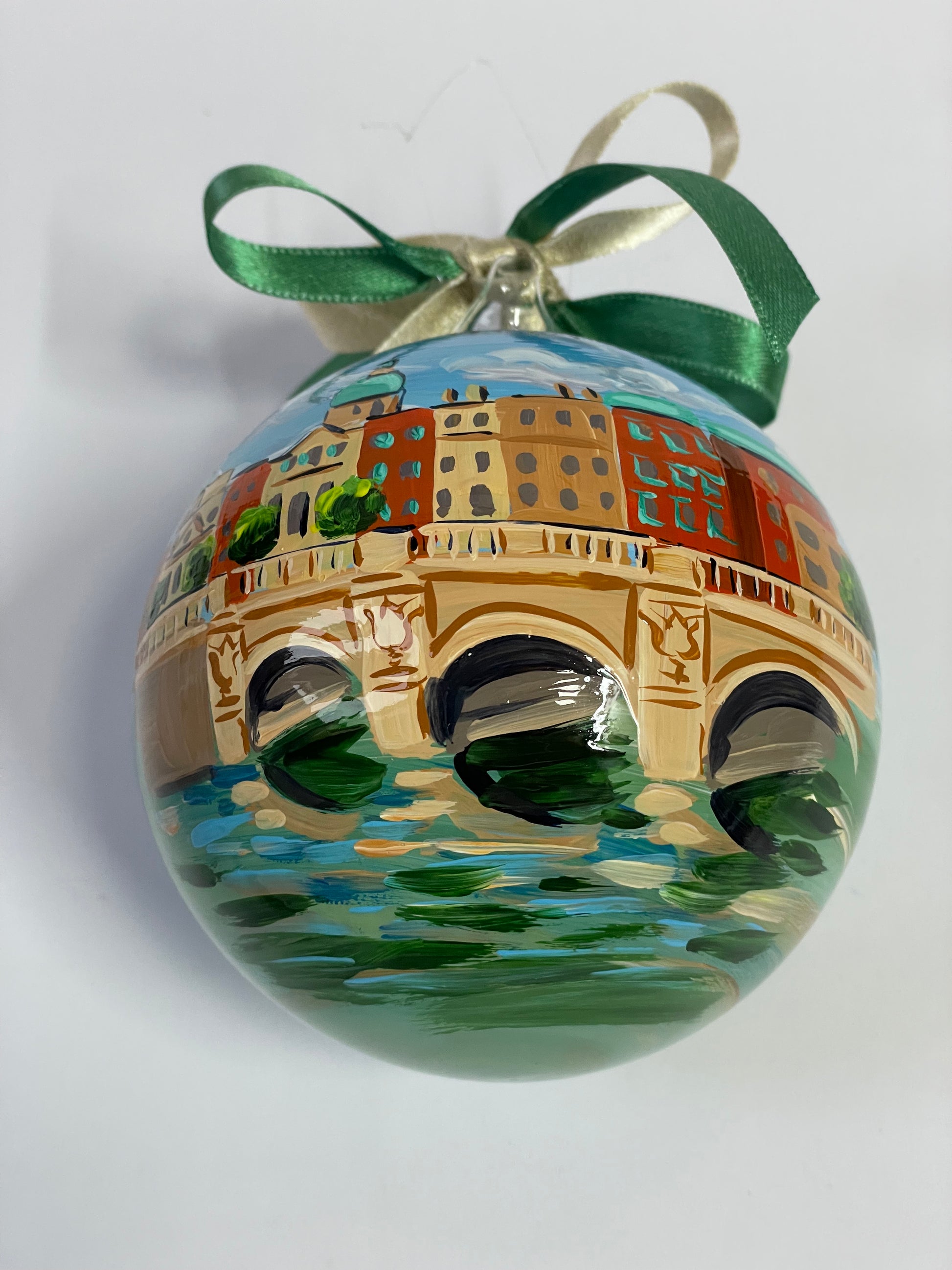 ornamento in vetro dipinto a mano con la città di Dublino, il cielo azzurro con nuvole bianche, un ponte sul fiume e gli edifici della città