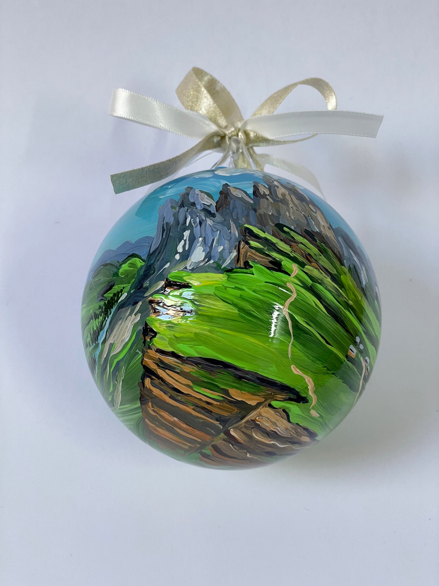 ornamento personalizzato dipinto a mano con raffigurato paesaggio delle Dolomiti italiane 