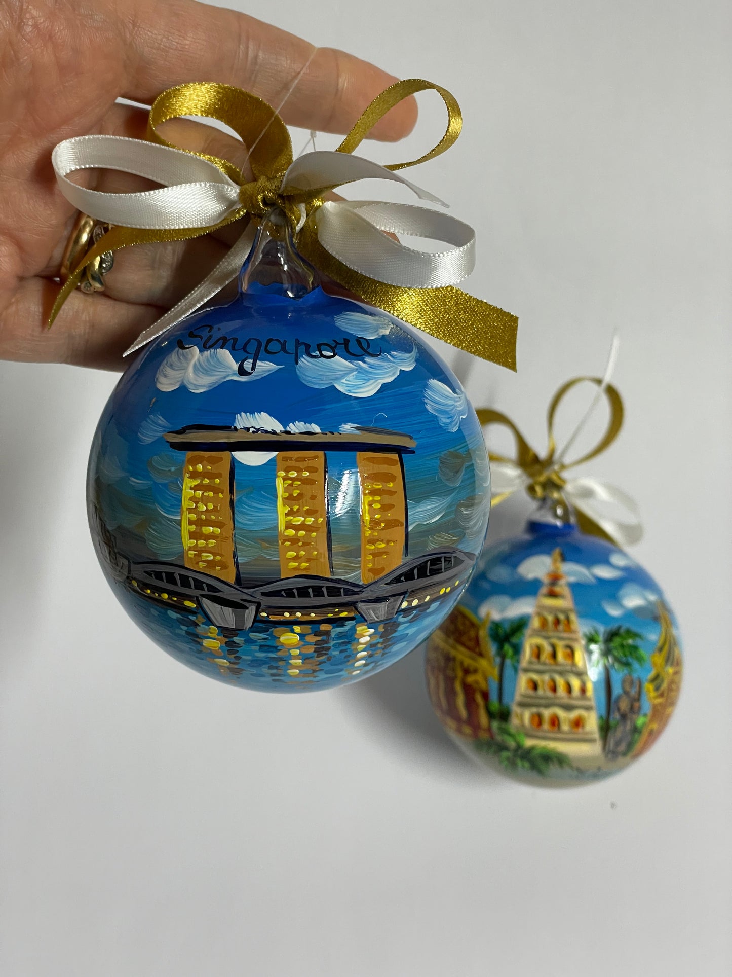 Singapore – Ornamento in Vetro Dipinto a Mano | Souvenir Asia
