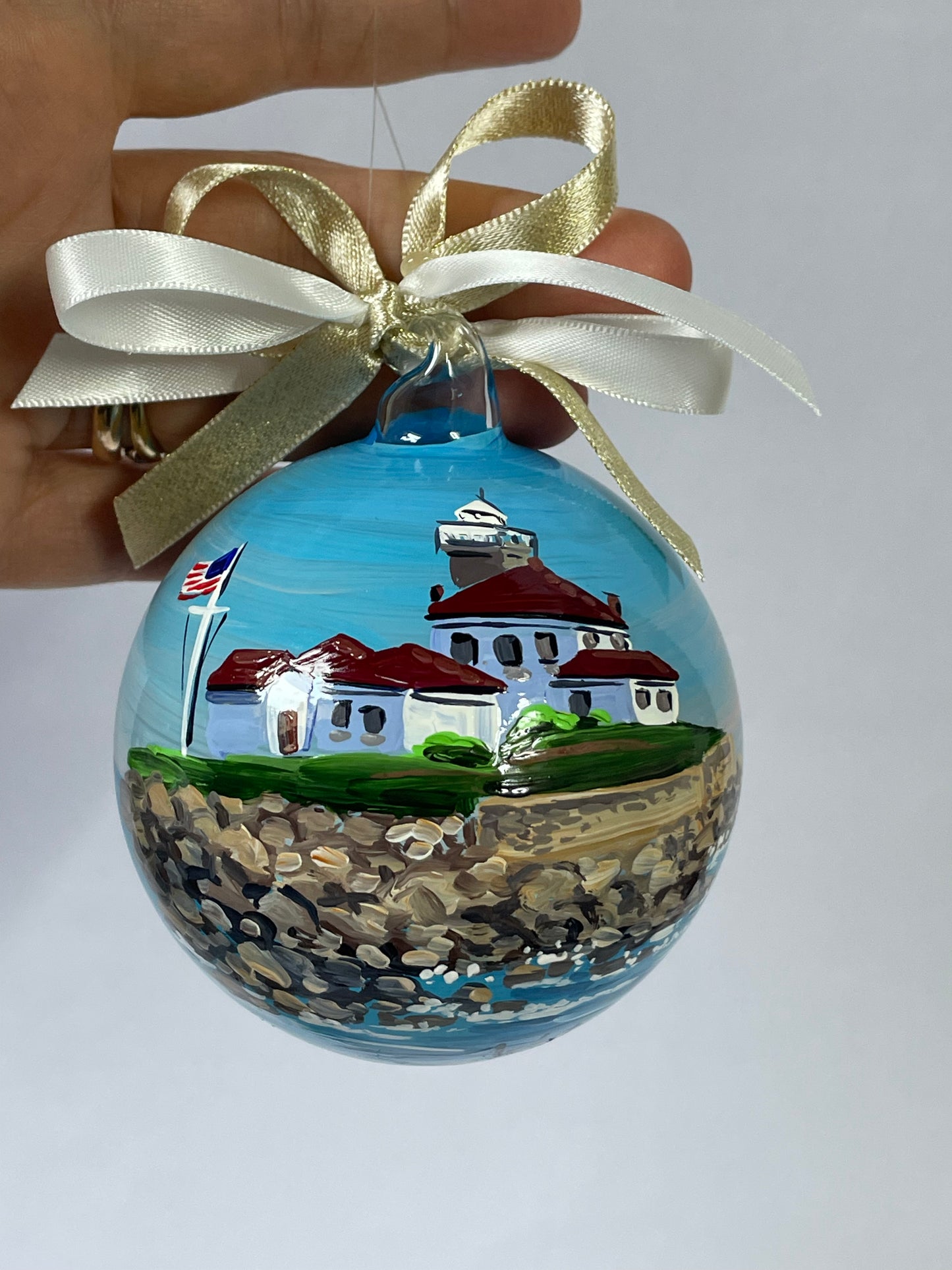 Watch Hill, Rhode Island – Ornamento in Vetro Dipinto a Mano | Souvenir USA