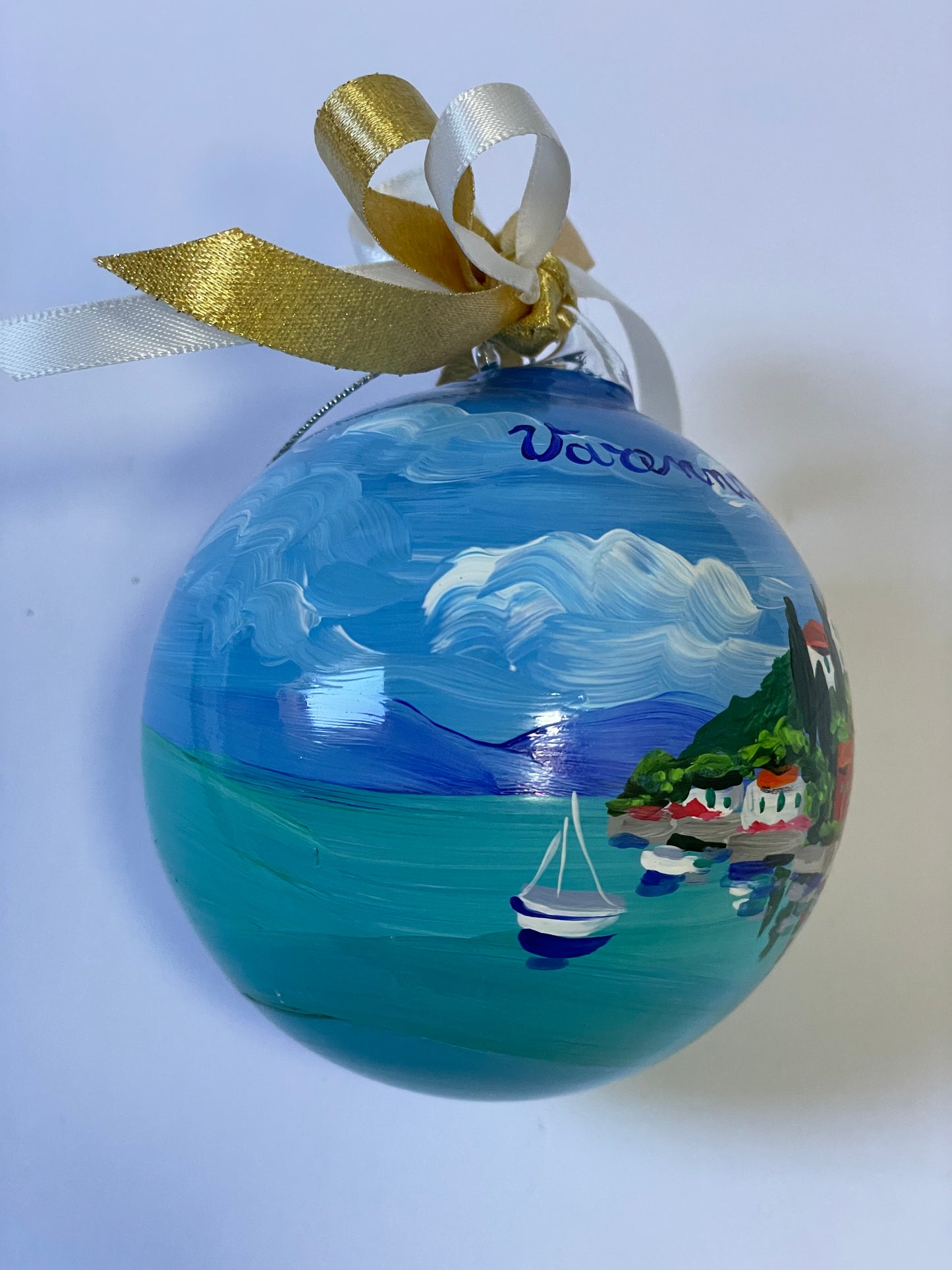 Varenna, Lago di Como – Ornamento in Vetro Dipinto a Mano | Souvenir Lombardia