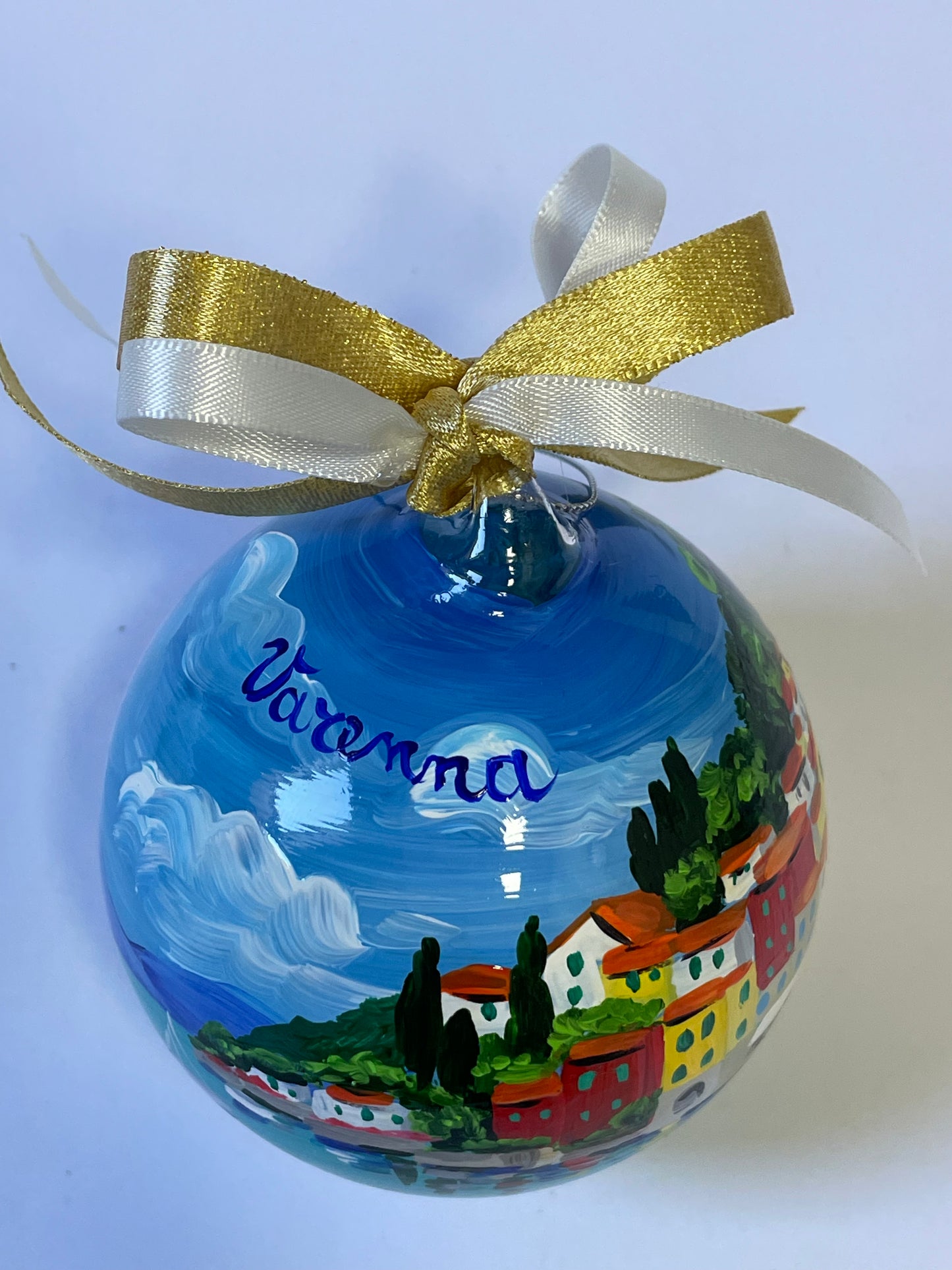 Varenna, Lago di Como – Ornamento in Vetro Dipinto a Mano | Souvenir Lombardia
