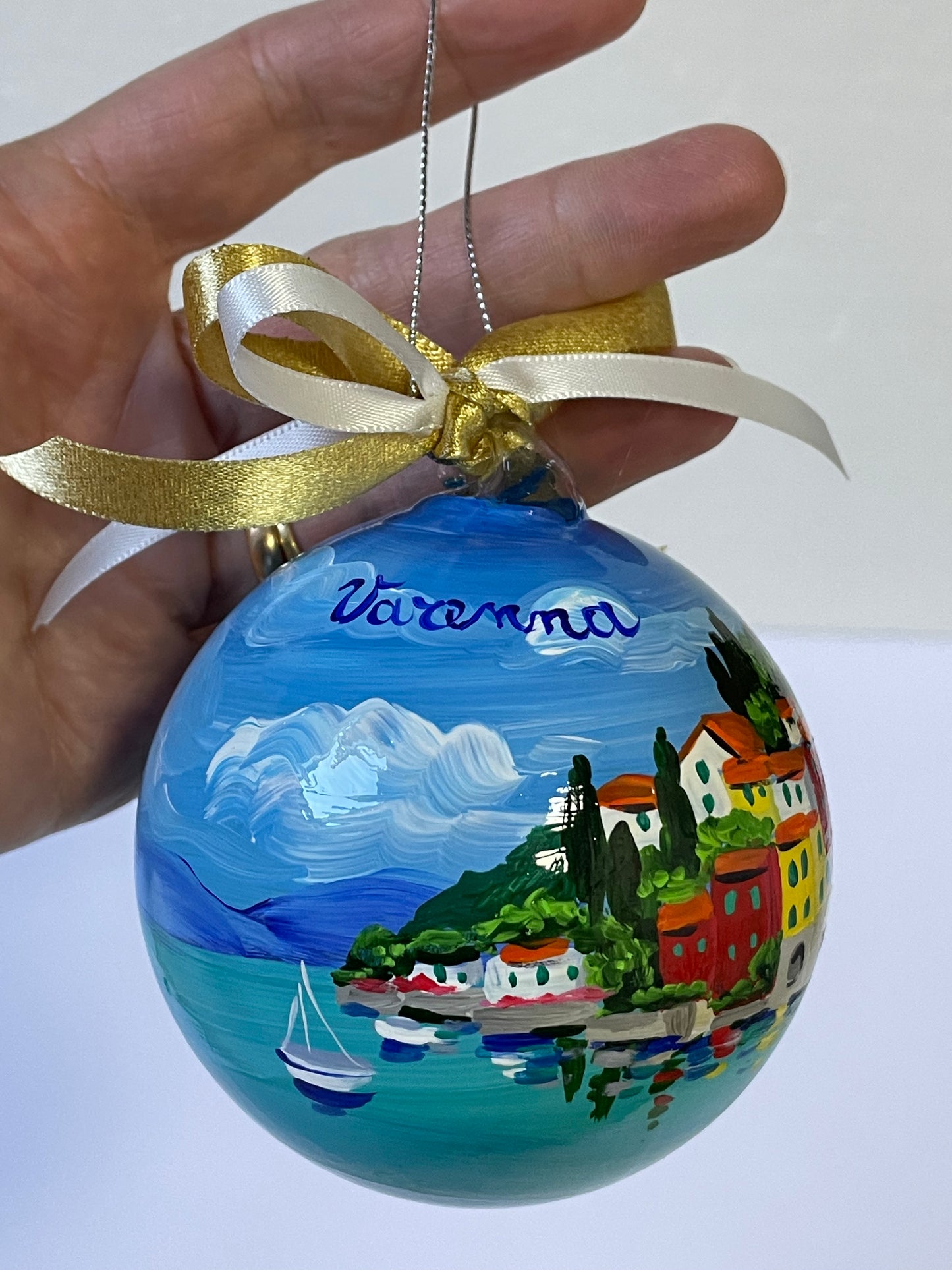 Varenna, Lago di Como – Ornamento in Vetro Dipinto a Mano | Souvenir Lombardia