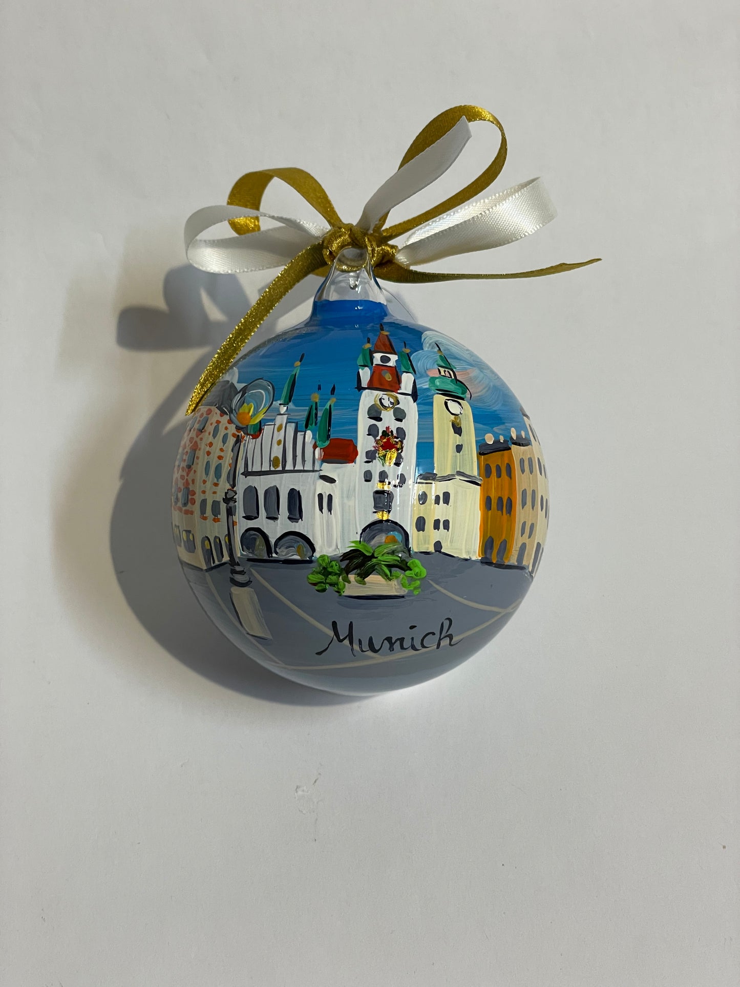 Hand-painted glass ornament – Munich Marienplatz with Old Town Hall and street lamp, Germany