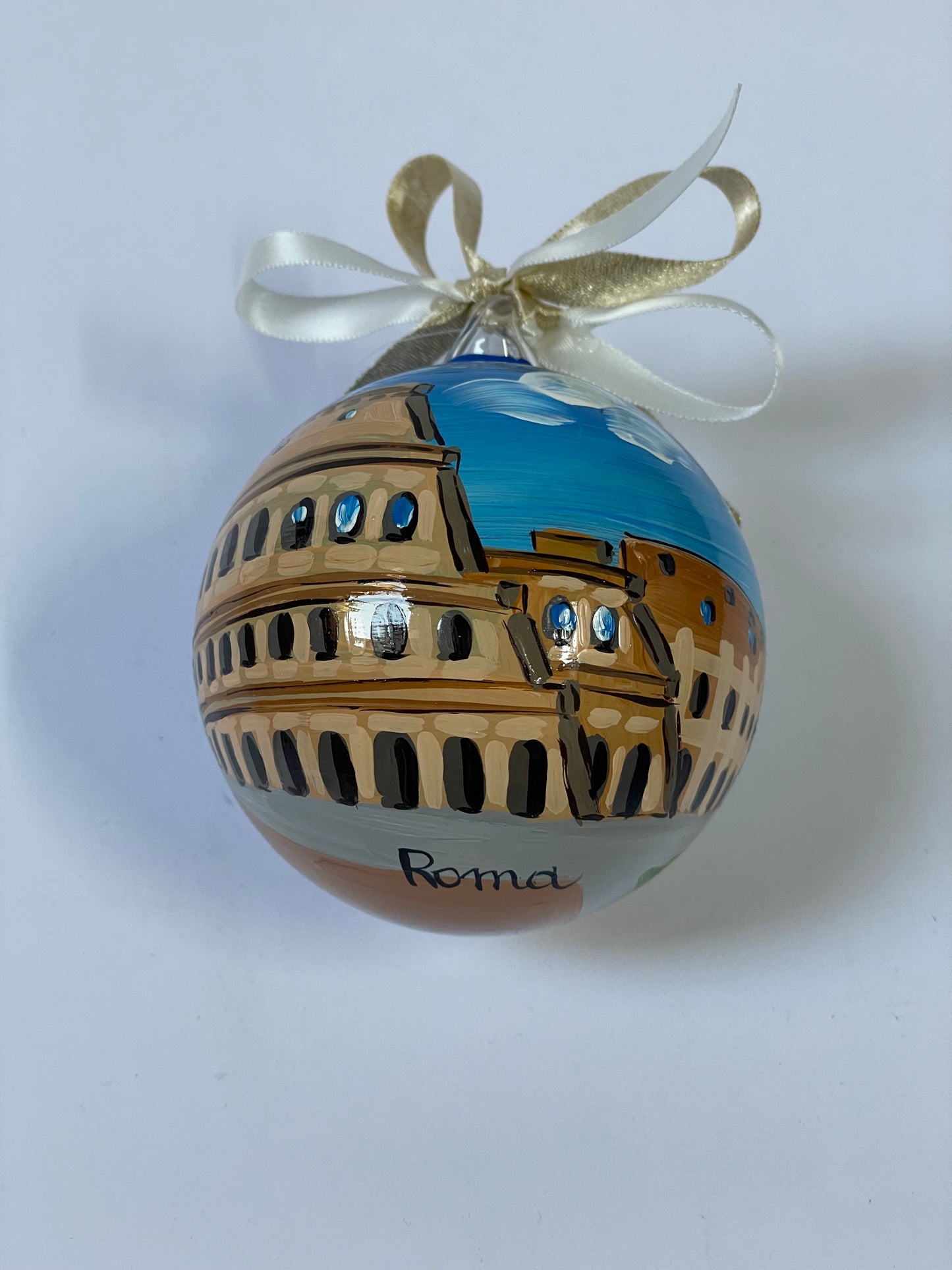 Hand-painted glass ornament front view – Rome Colosseum golden arches with Roma inscription and white ribbon