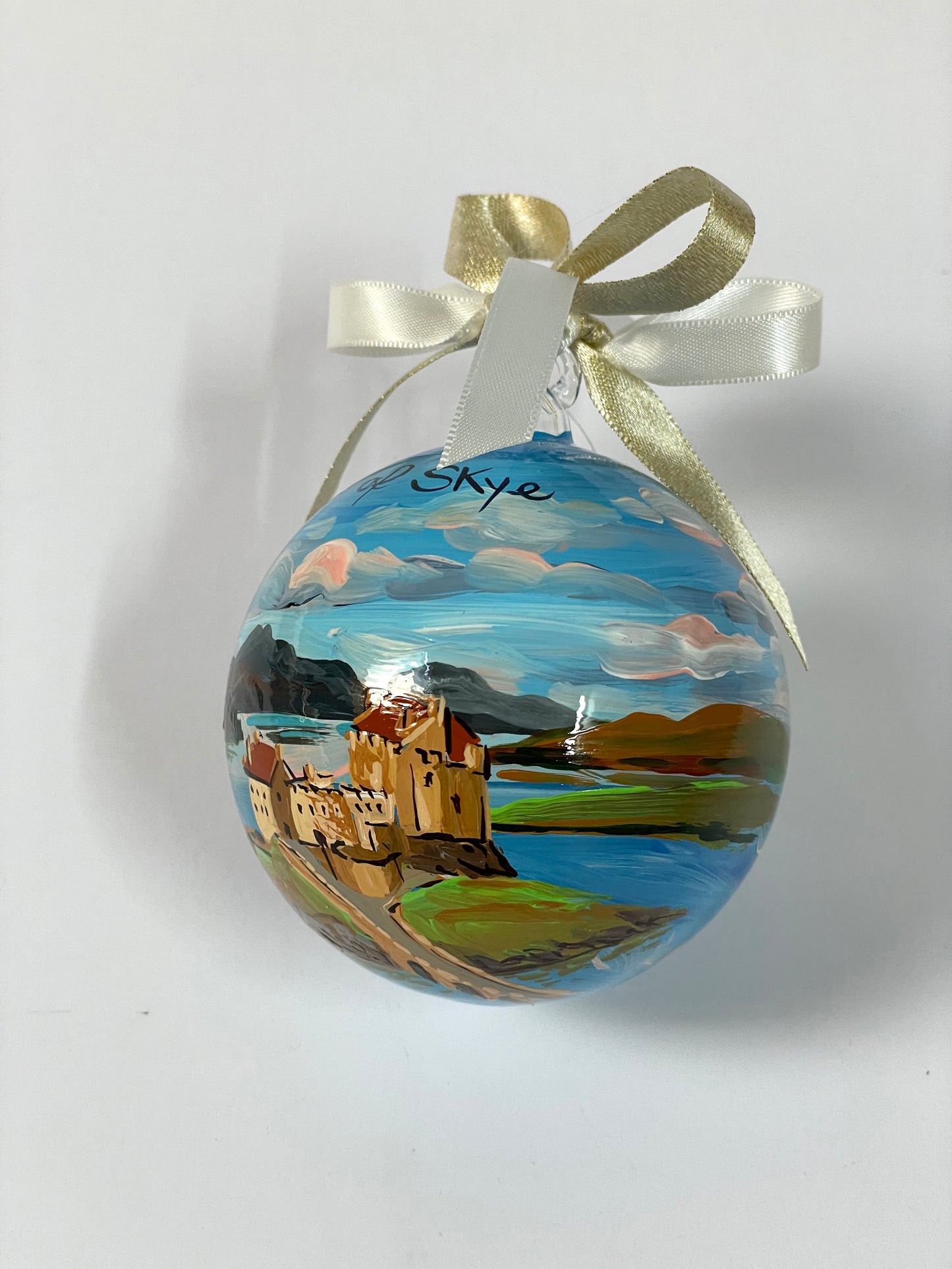 Ornamento di vetro dipinto a mano con paesaggio dell'isola di Skye in Scozia