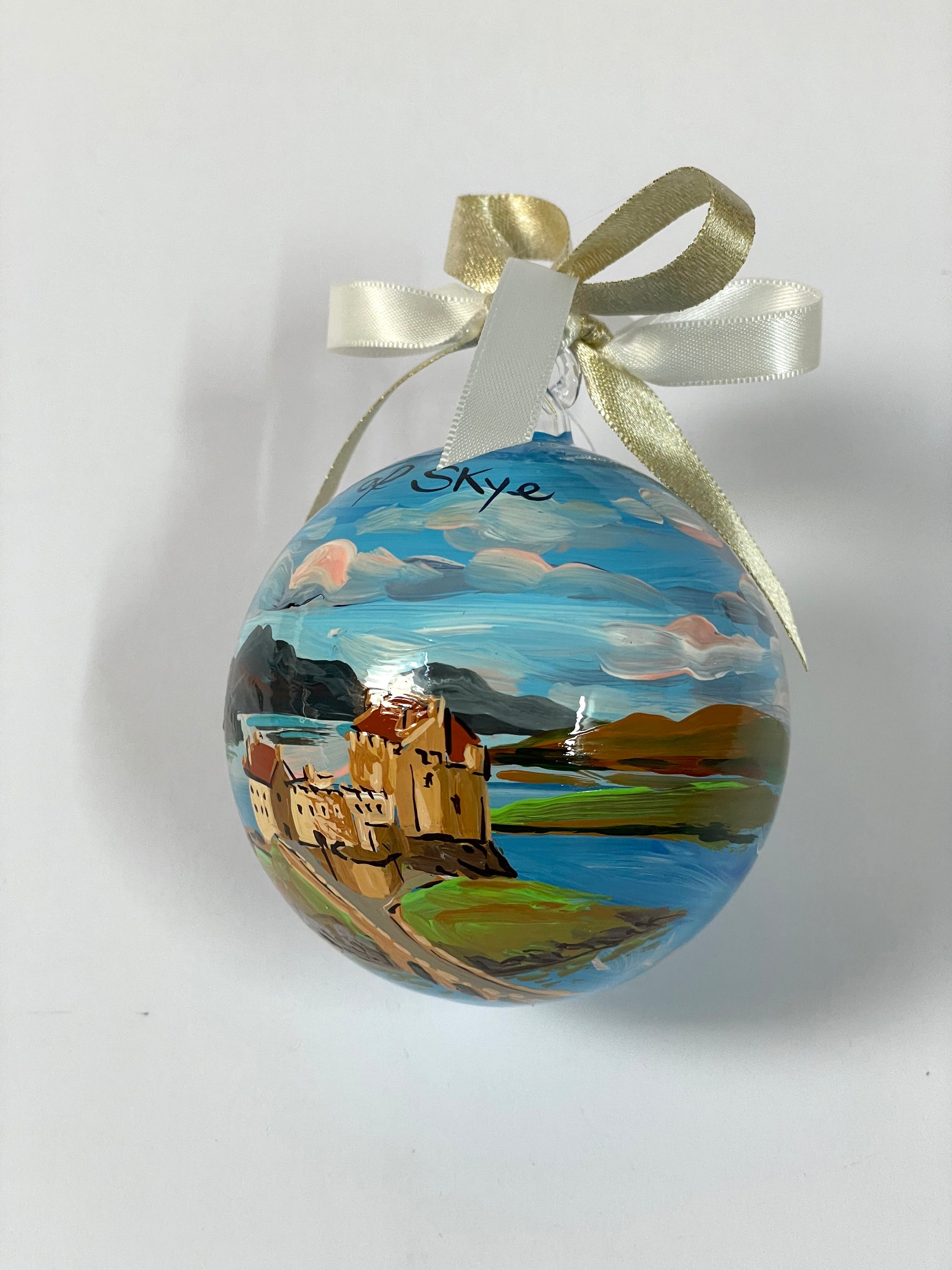 Ornamento di vetro dipinto a mano con paesaggio dell'isola di Skye in Scozia