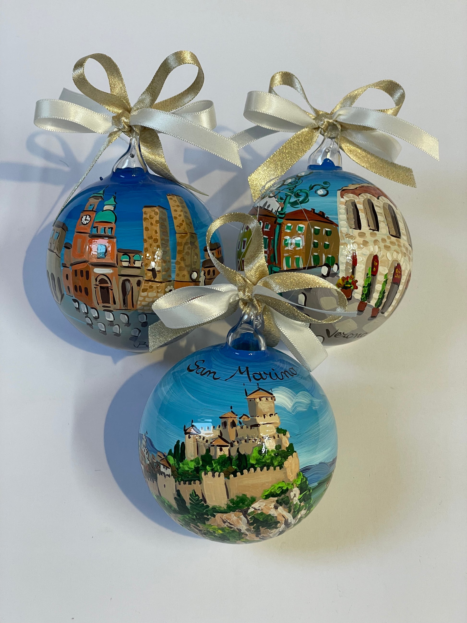 Ornamento dipinto a mano con il castello di San Marino