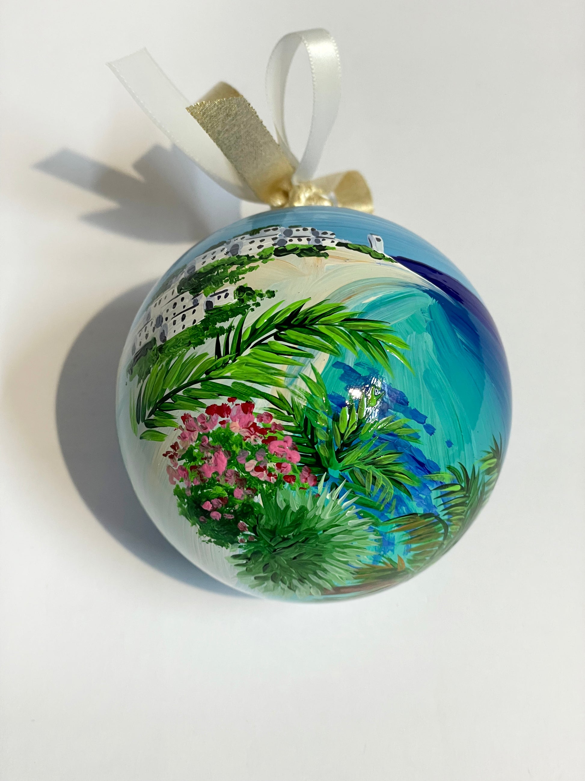ornamento in vetro dipinto a mano, raffigura una spiaggia bianca delle Isole Canarie, palme e fiori e il mare cristallino.