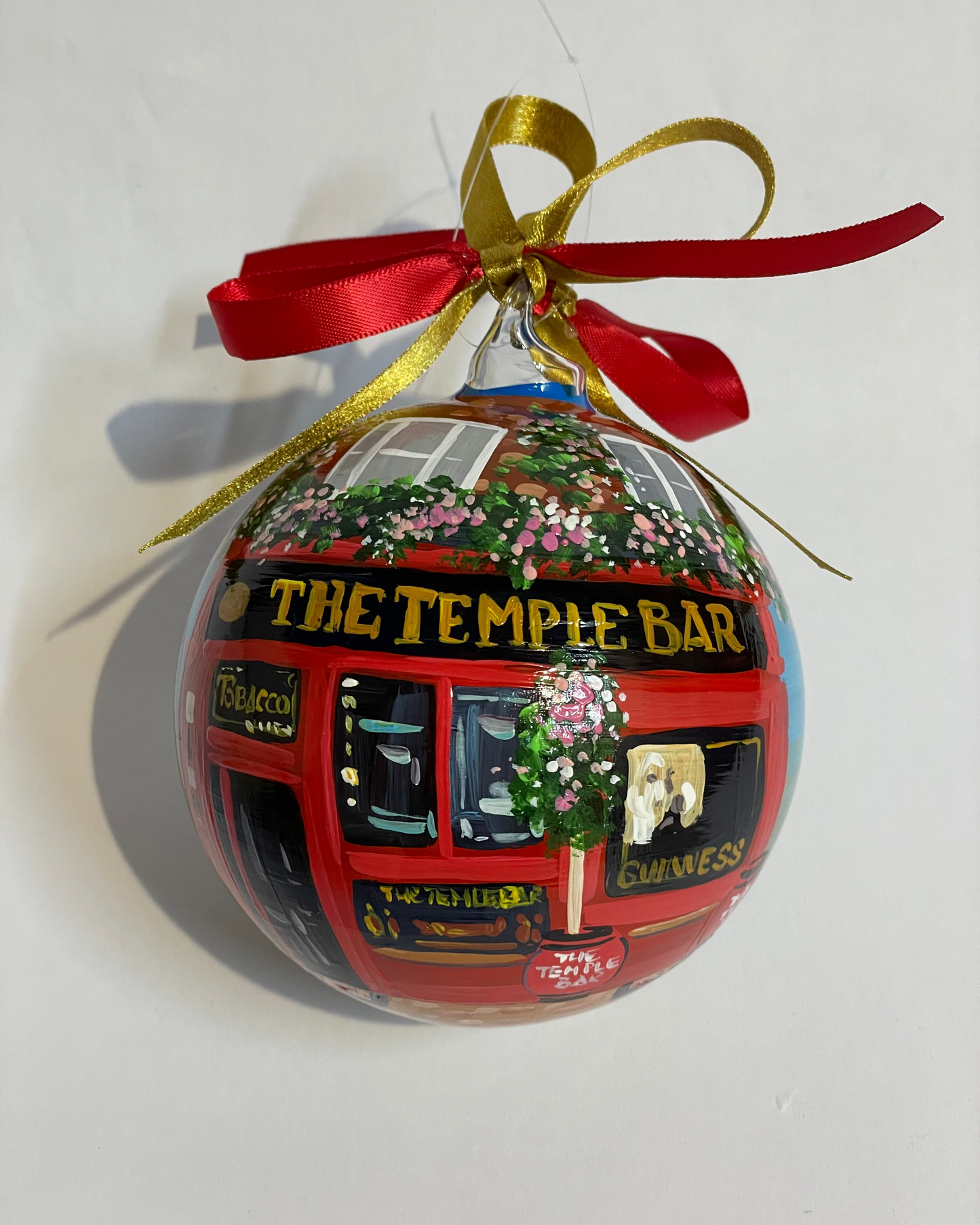 ornamento dipinto a mano con il famoso pub The Temple Bar a Dublino Irlanda