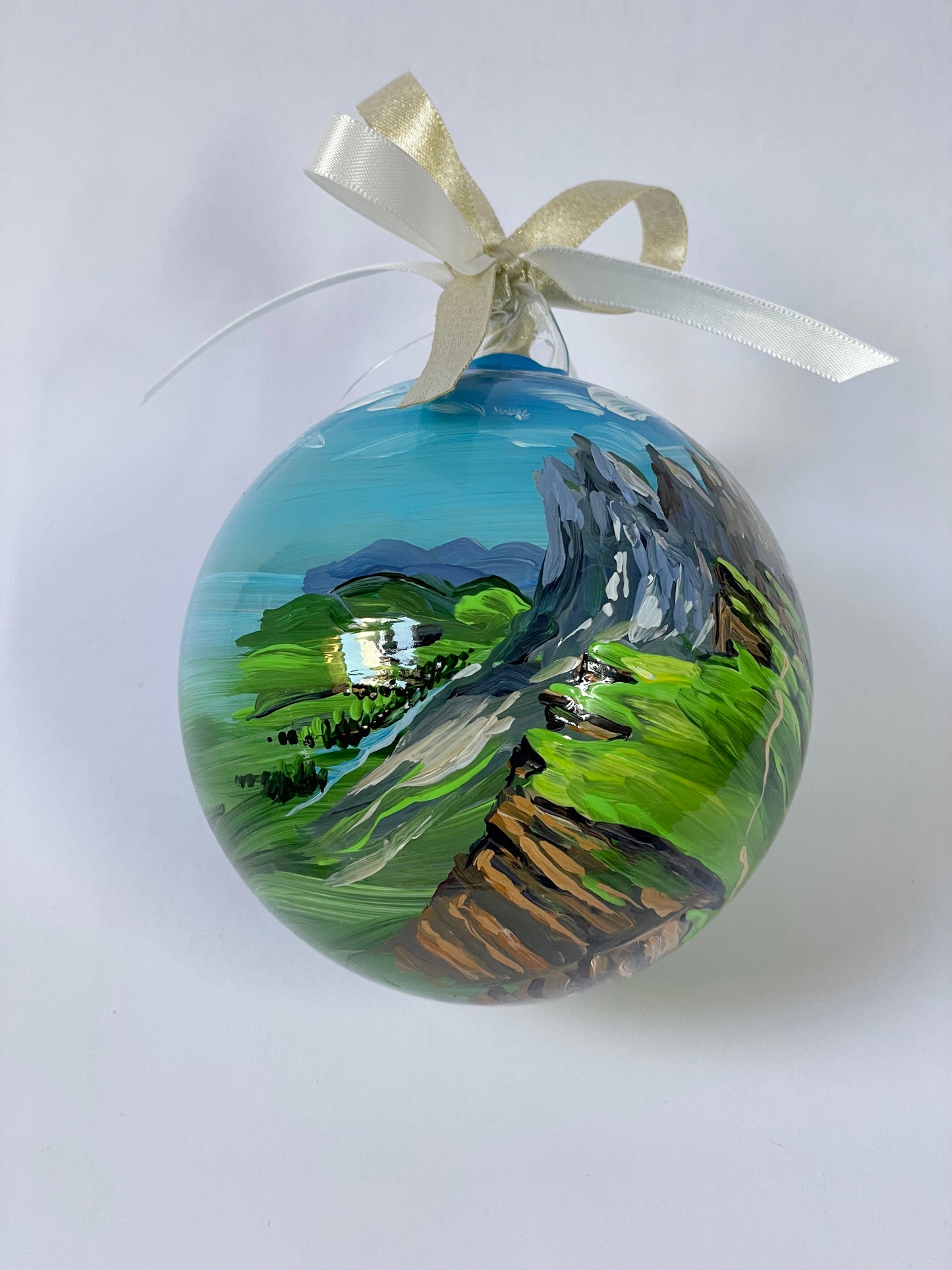 ornamento personalizzato dipinto a mano con raffigurato paesaggio delle Dolomiti italiane 