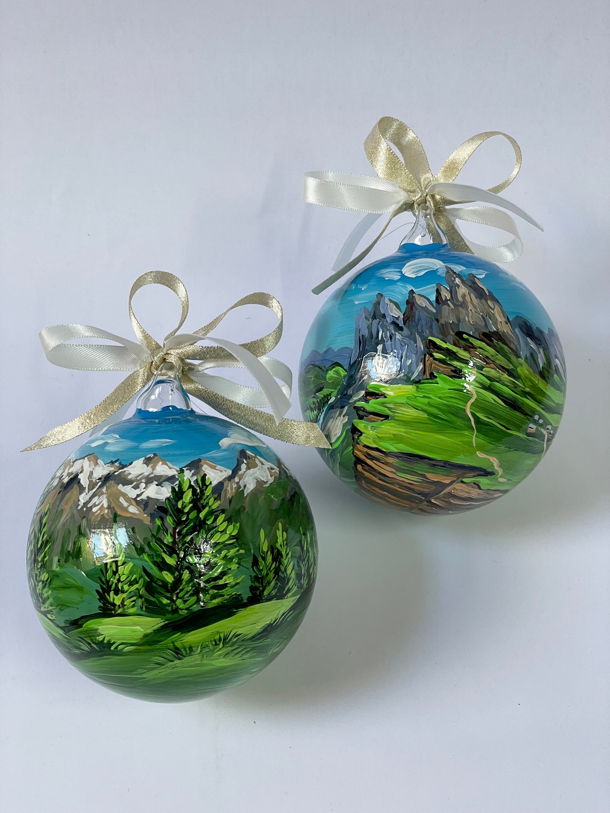 ornamento personalizzato dipinto a mano con raffigurato paesaggio delle Dolomiti italiane 