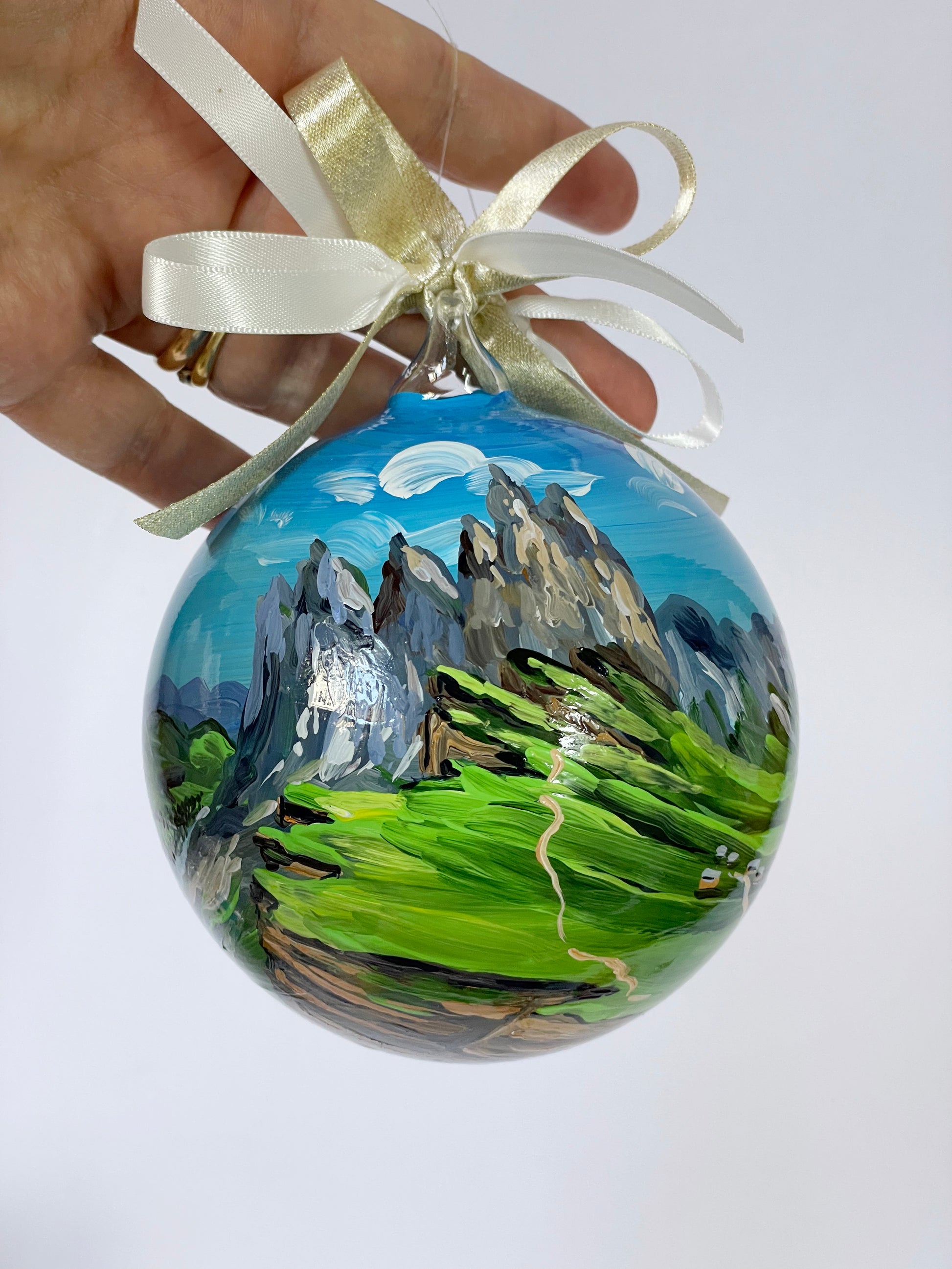 ornamento personalizzato dipinto a mano con raffigurato paesaggio delle Dolomiti italiane 