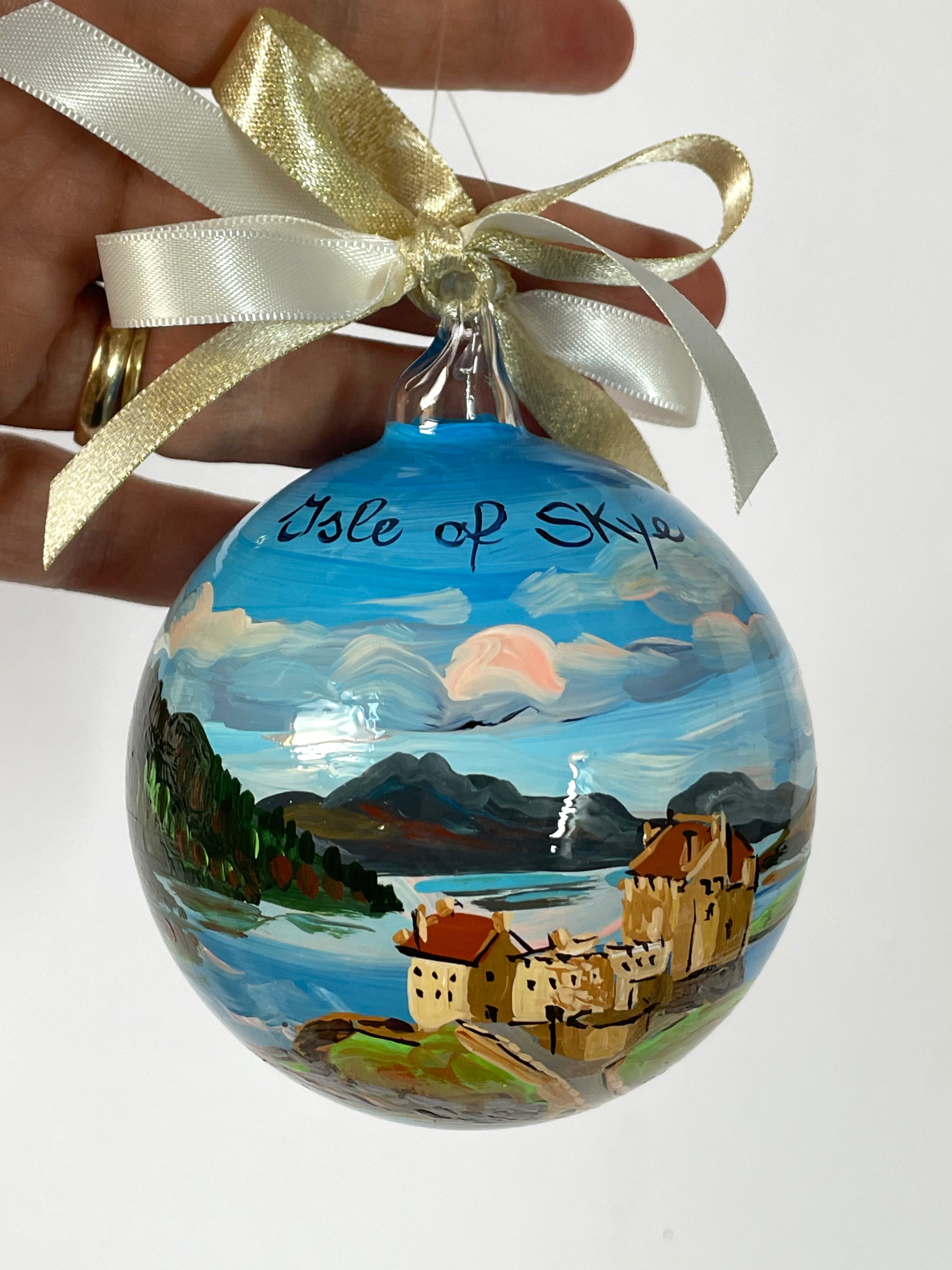 Ornamento di vetro dipinto a mano con paesaggio dell'isola di Skye in Scozia