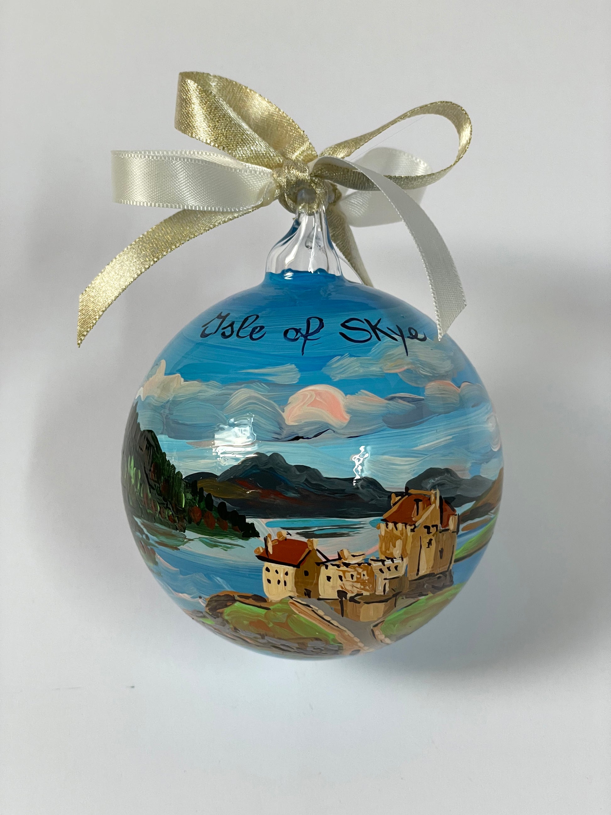 Ornamento di vetro dipinto a mano con paesaggio dell'isola di Skye in Scozia