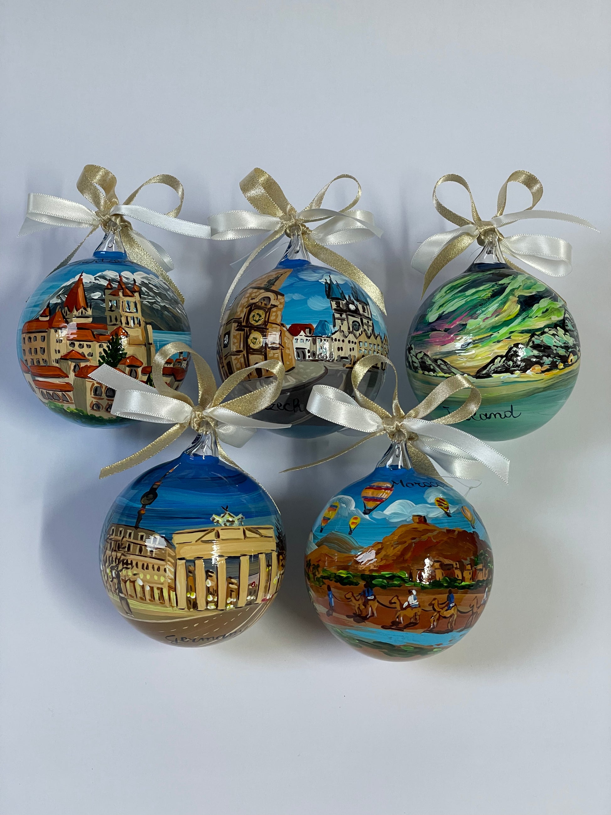 ornamenti dipinti a mano