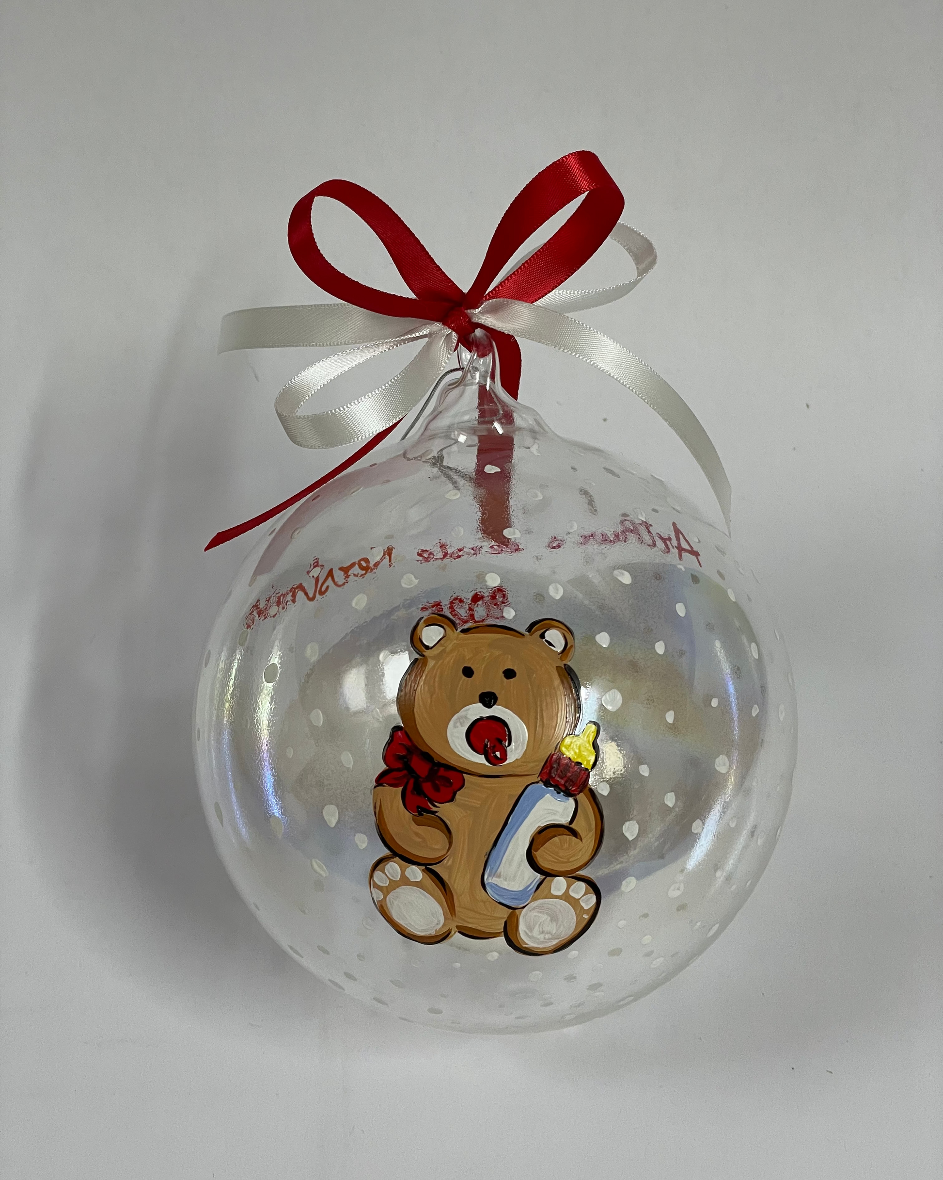 orsetto dipinto su pallina di Natale in vetro, dietro una frase personalizzata o il nome