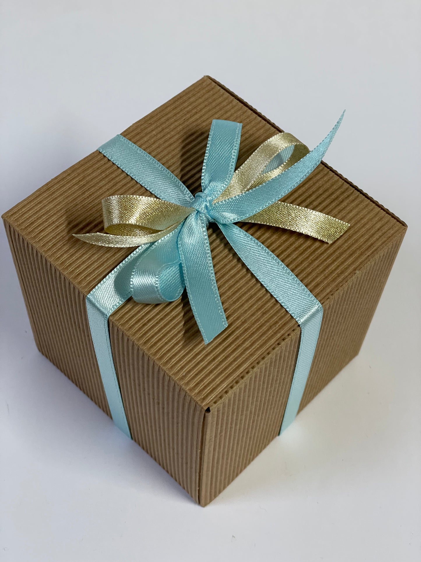 Kraft gift box with blue and gold ribbon – packaging for Patagonia Chile glass ornament