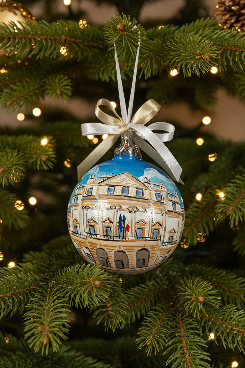 Pallina di Natale dipinta a mano con il teatro alla Scala di Milano, oggetto artistico e artigianale