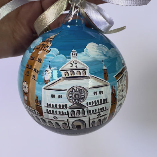 Ornamento in vetro dipinto a mano con città di Cremona con il suo Duomo. Città italiane.