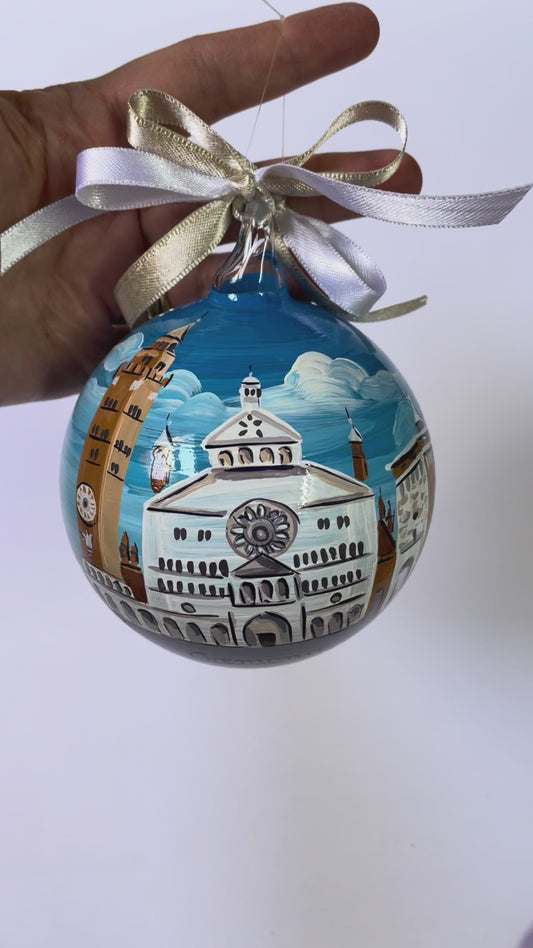 Ornamento in vetro dipinto a mano con città di Cremona con il suo Duomo. Città italiane.