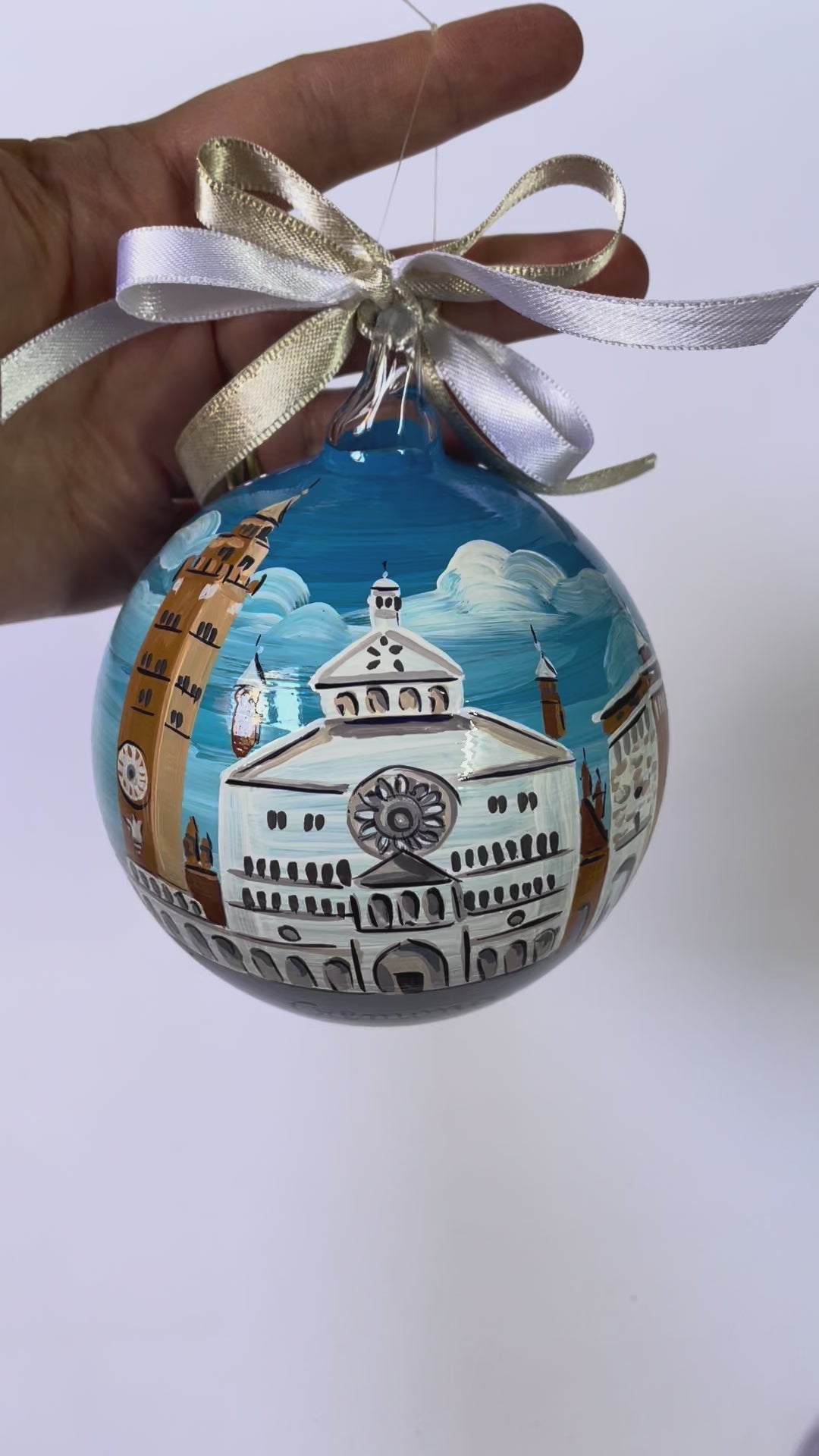Ornamento in vetro dipinto a mano con città di Cremona con il suo Duomo. Città italiane.