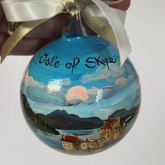 Ornamento di vetro dipinto a mano con paesaggio dell'isola di Skye in Scozia