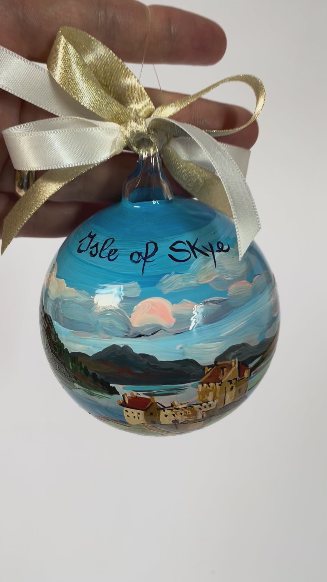 Ornamento di vetro dipinto a mano con paesaggio dell'isola di Skye in Scozia