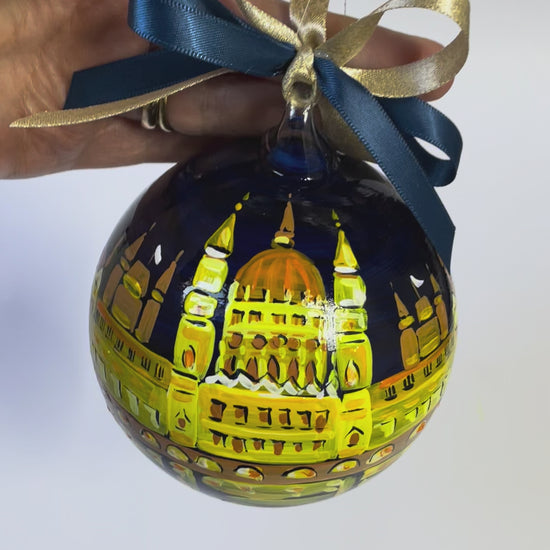ornamento in vetro dipinto a mano raffigurante Budapest di notte, il Parlamento riflette le luci sul Danubio