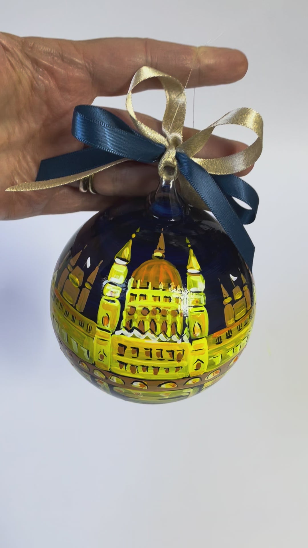 ornamento in vetro dipinto a mano raffigurante Budapest di notte, il Parlamento riflette le luci sul Danubio
