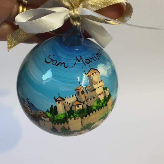 Ornamento dipinto a mano con il castello di San Marino