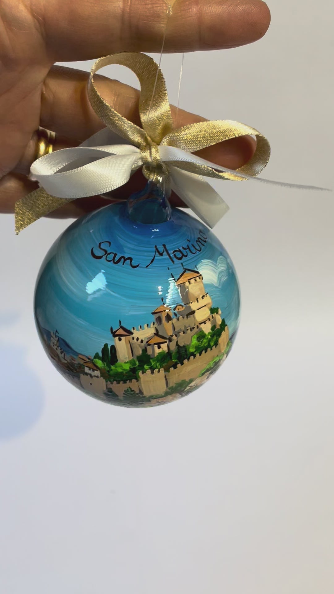 Ornamento dipinto a mano con il castello di San Marino