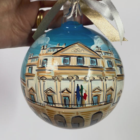 Pallina di Natale dipinta a mano con il teatro alla Scala di Milano, oggetto artistico e artigianale