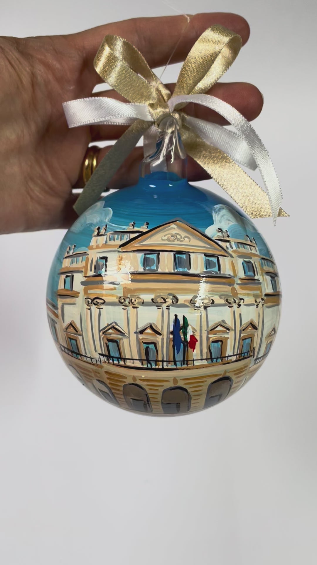 Pallina di Natale dipinta a mano con il teatro alla Scala di Milano, oggetto artistico e artigianale