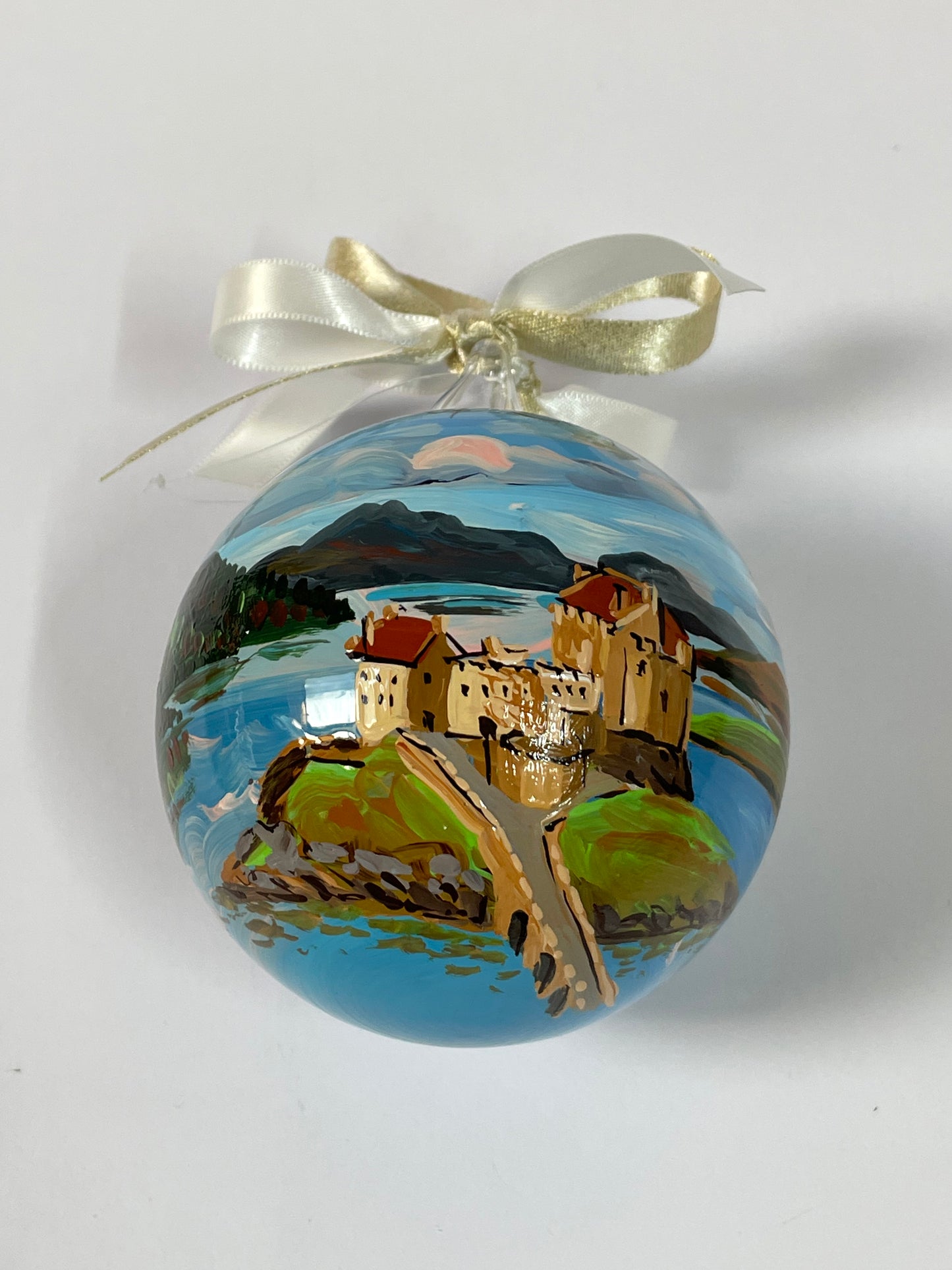 Ornamento di vetro dipinto a mano con paesaggio dell'isola di Skye in Scozia