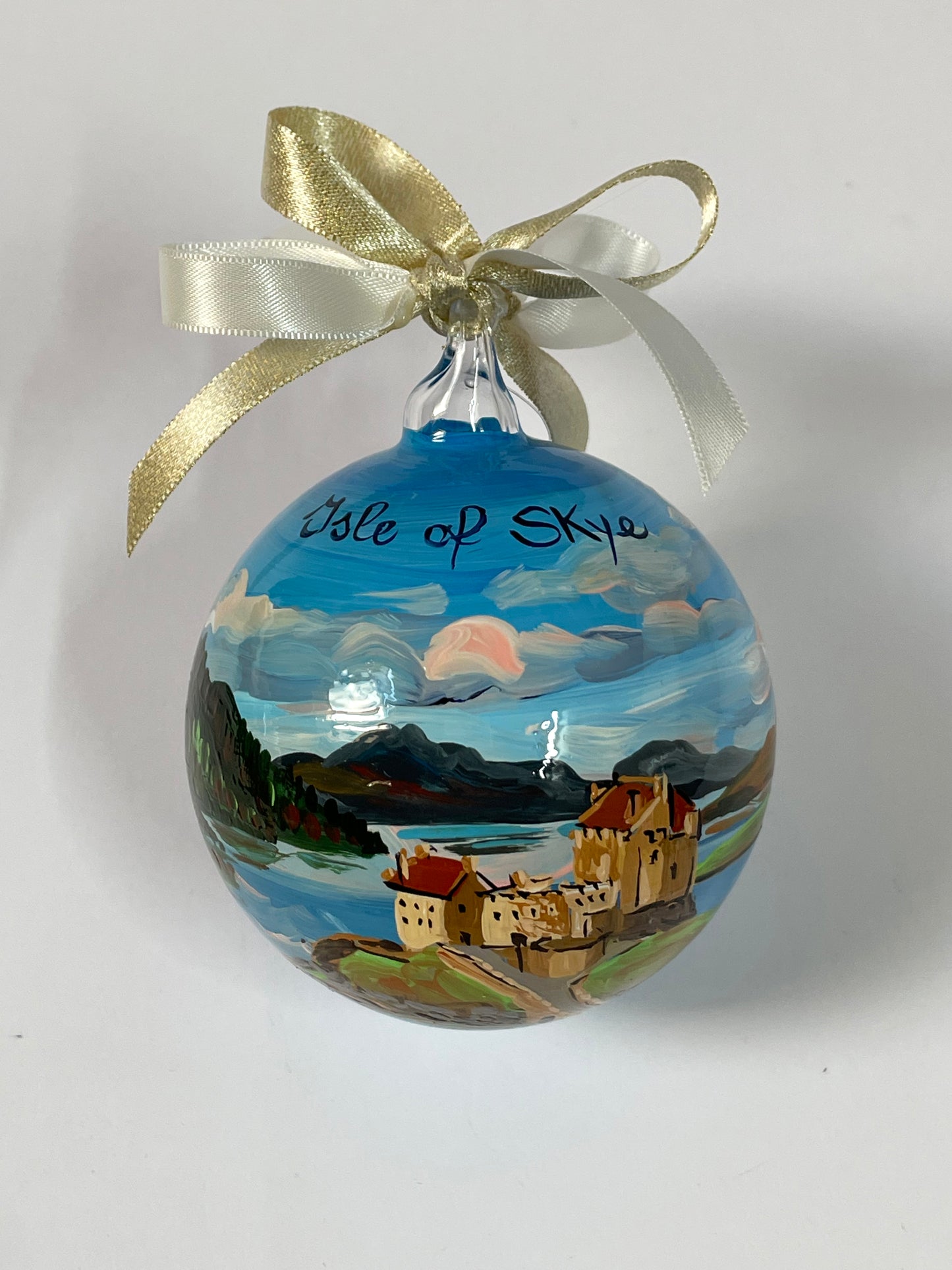 Ornamento di vetro dipinto a mano con paesaggio dell'isola di Skye in Scozia